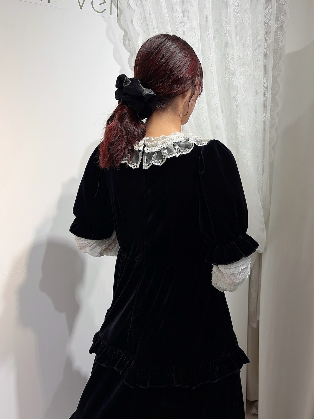 ホワイト系のTシャツ/カットソー、ブラック系のワンピース、ブラック系のバレエシューズを着用したレディースの春コーディネートの4枚目の写真