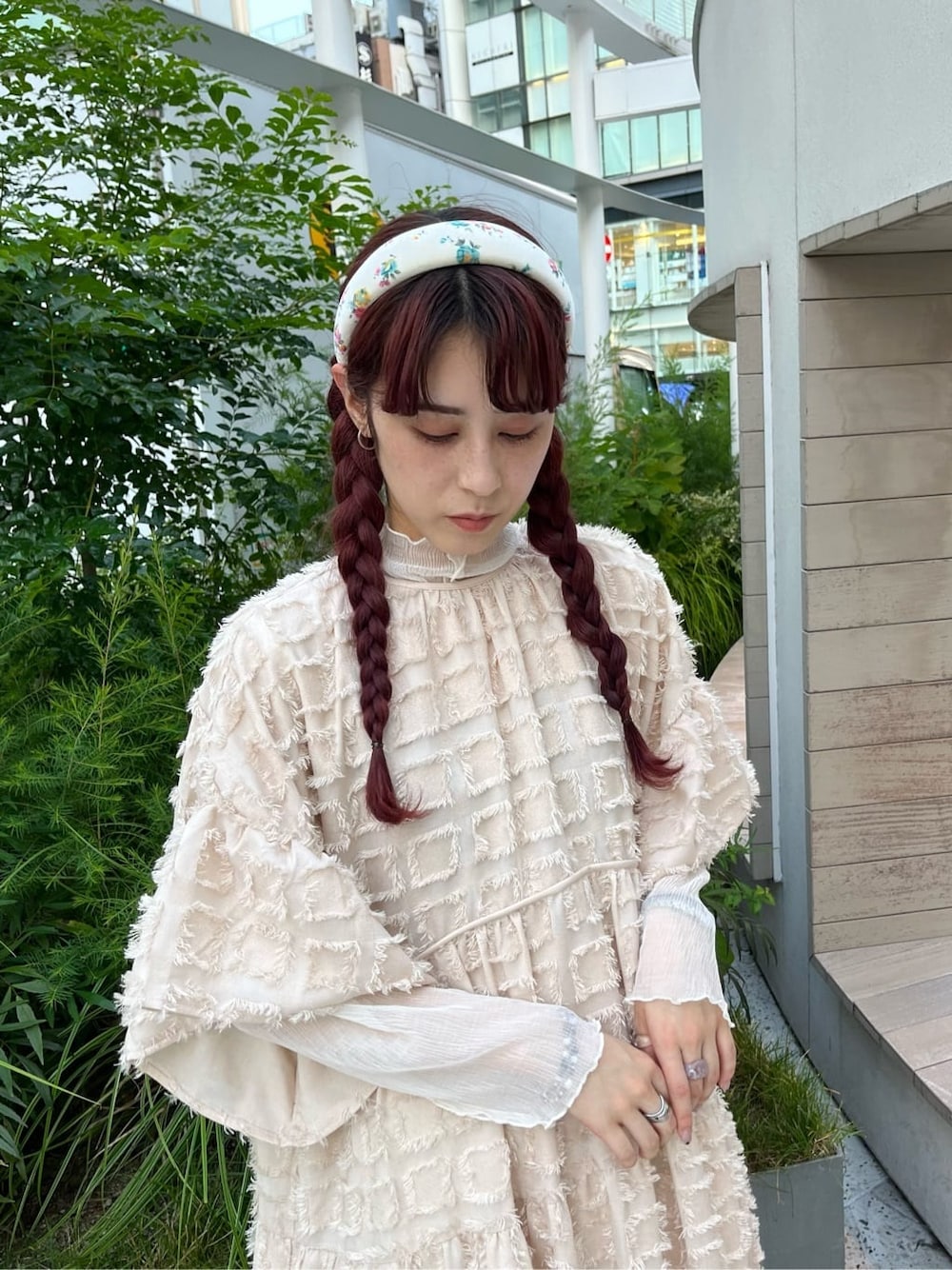 ホワイト系のTシャツ/カットソー、ブラック系のサンダル、ベージュ系のワンピースを着用したレディースの夏コーディネートの2枚目の写真