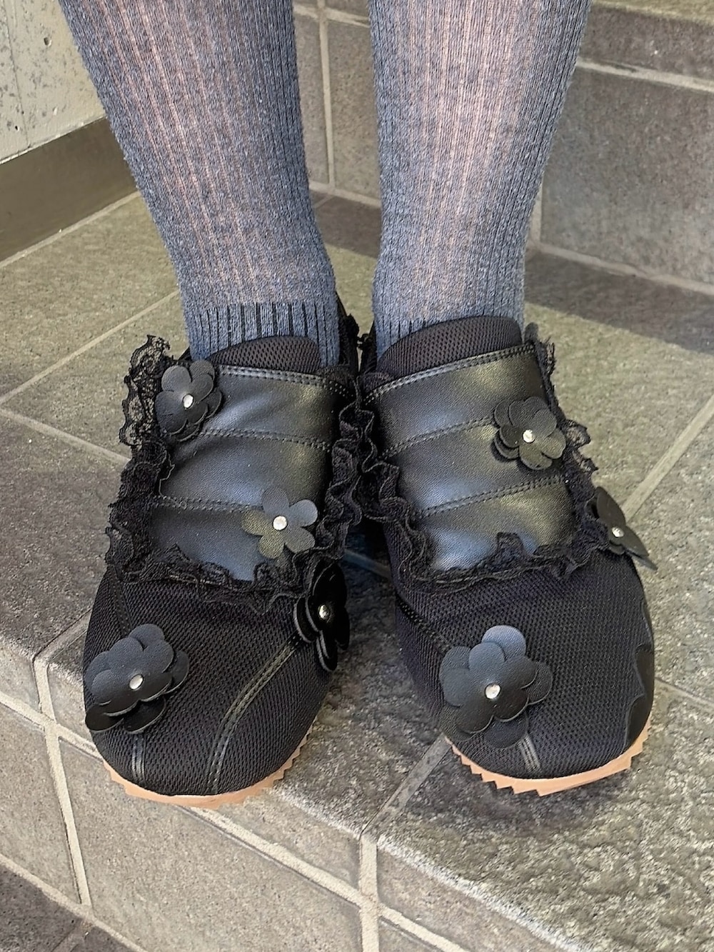 グレー系のワンピース、ブラック系のスニーカー、ホワイト系のボディバッグ/ウエストポーチを着用したレディースの冬コーディネートの7枚目の写真