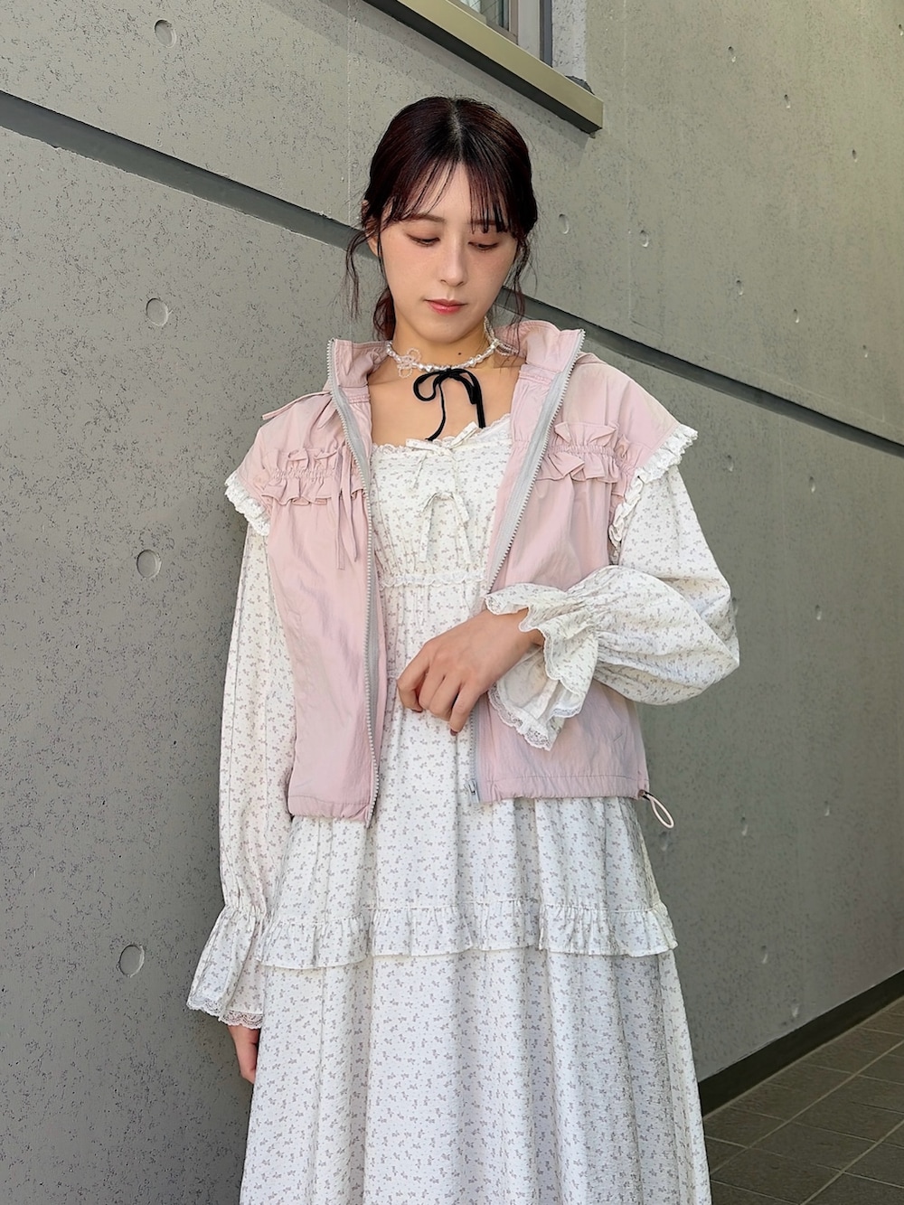 ホワイト系のワンピース、ピンク系のバレエシューズ、ピンク系のベストを着用したレディースの冬コーディネートの3枚目の写真