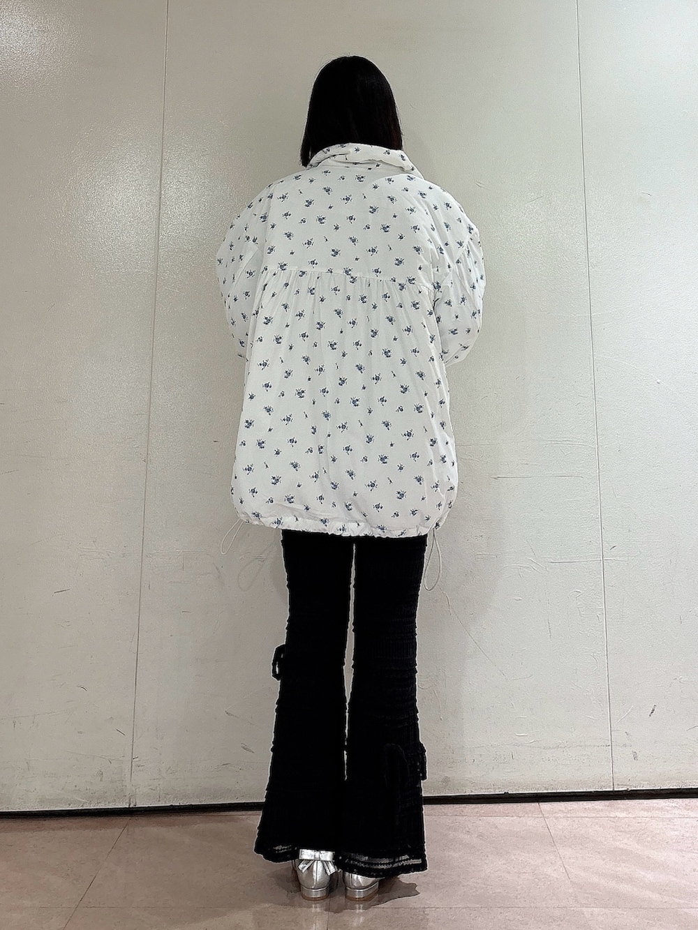 ブルー系のブルゾン、ブラック系のその他パンツ、シルバー系のパンプスを着用したレディースの冬コーディネートの2枚目の写真