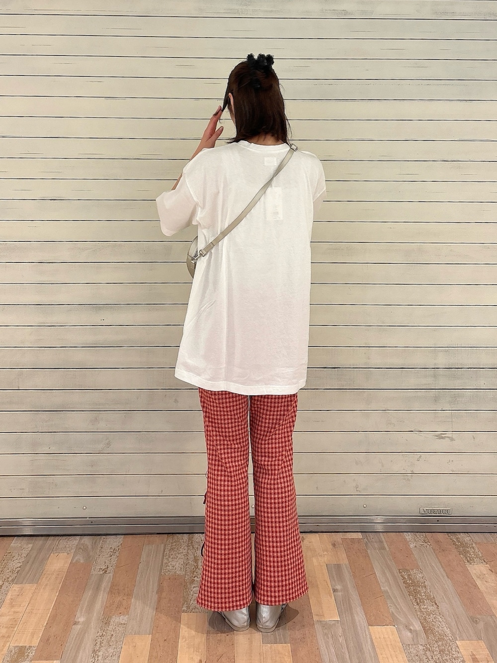 ホワイト系のTシャツ/カットソー、ゴールド系のショルダーバッグ、レッド系のスラックスを着用したレディースの夏コーディネートの2枚目の写真