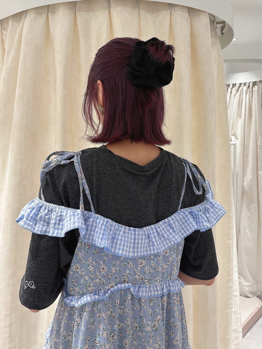 ブルー系のワンピース、グレー系のTシャツ/カットソー、ブラック系のサンダルを着用したレディースの春コーディネートの4枚目の写真