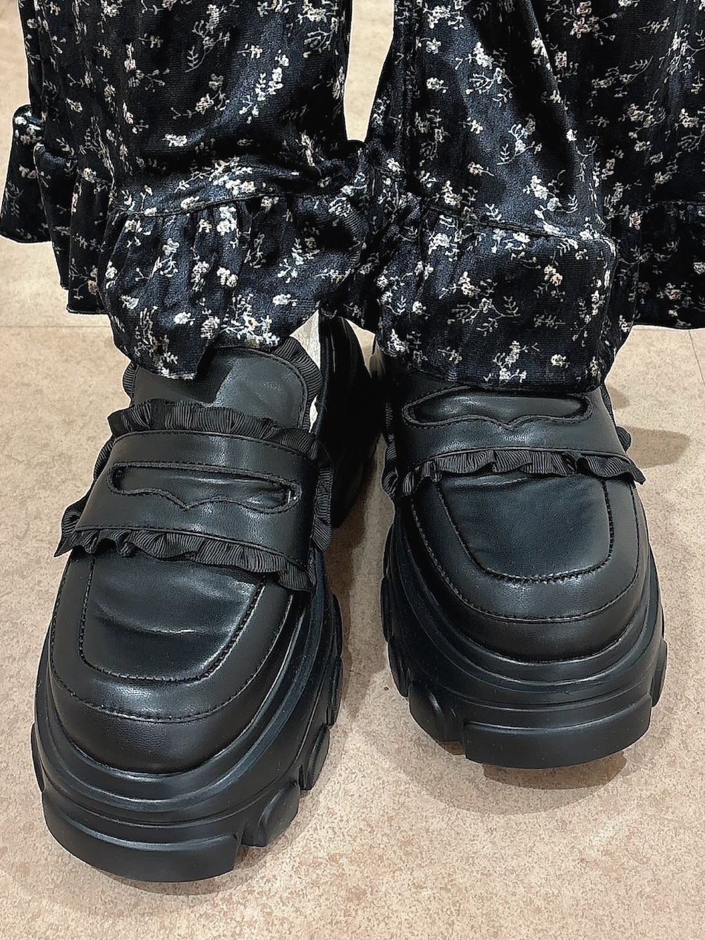 ブラック系のワンピース、ブラック系のスラックス、ブラック系のローファーを着用したレディースの秋コーディネートの7枚目の写真