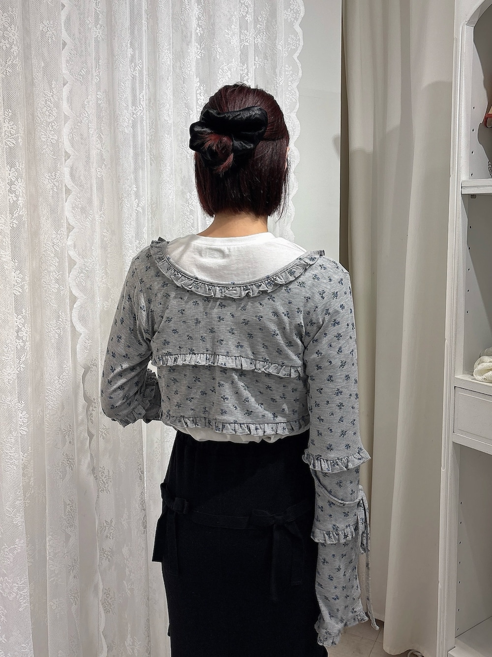 ブラック系のスカート、グレー系のカーディガン/ボレロ、ホワイト系のTシャツ/カットソーを着用したレディースの夏コーディネートの4枚目の写真