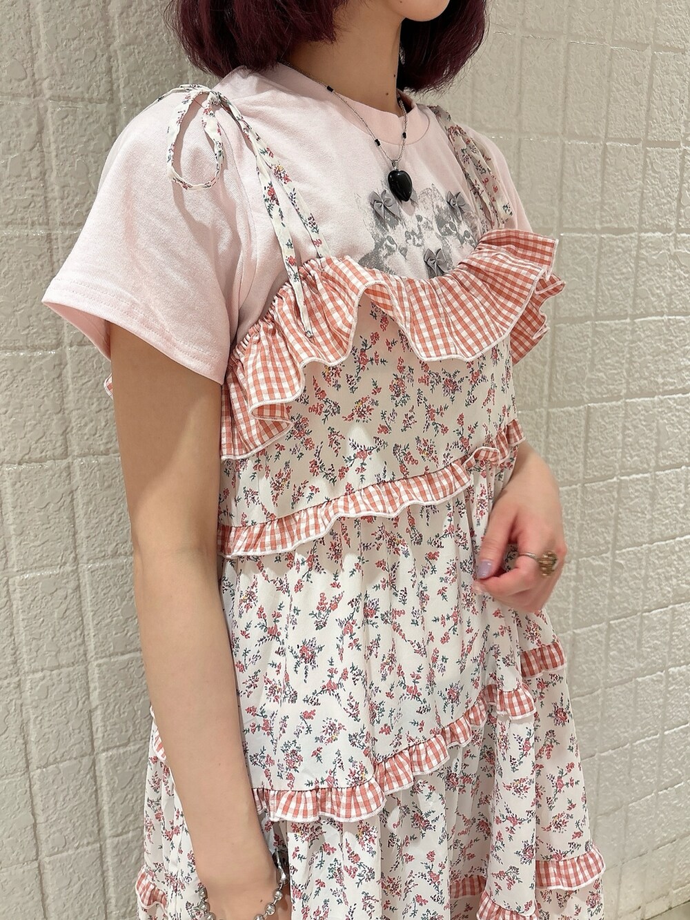 ピンク系のワンピース、ピンク系のTシャツ/カットソー、ゴールド系のバレエシューズを着用したレディースの春コーディネートの5枚目の写真