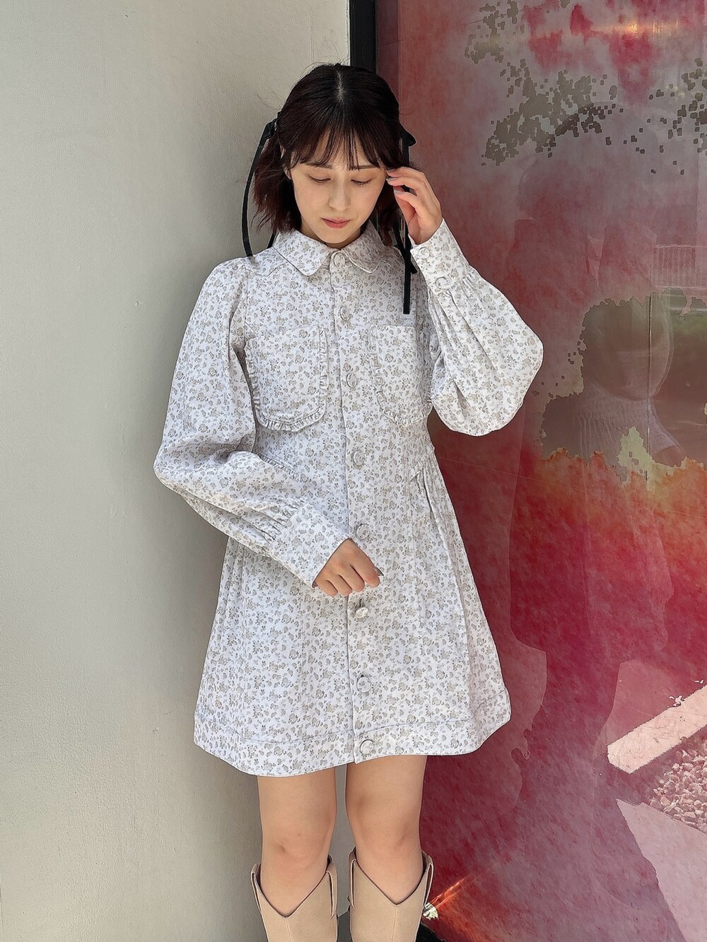 ホワイト系のワンピース、ピンク系のブーツを着用したレディースの春コーディネートの3枚目の写真