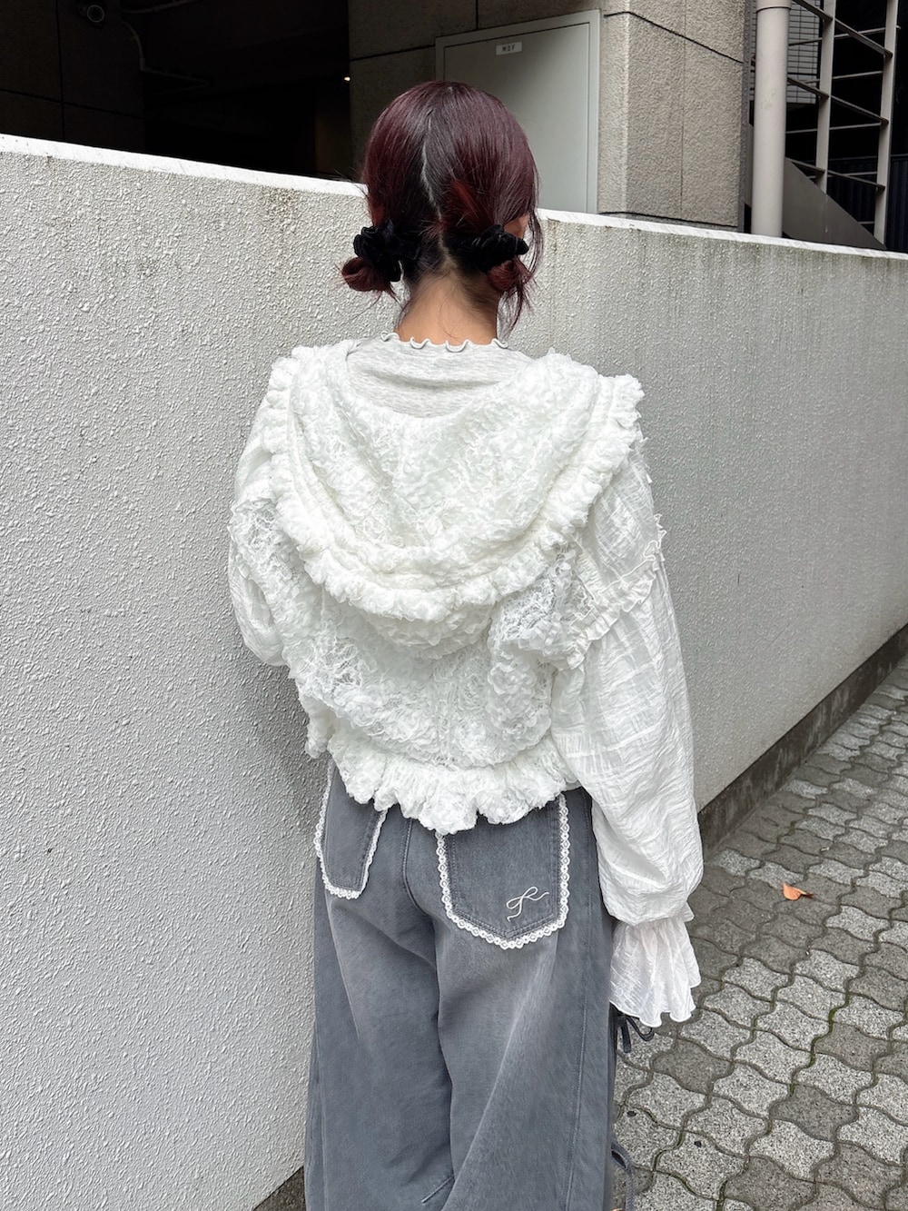 ホワイト系のブルゾン、グレー系のTシャツ/カットソー、グレー系のデニムパンツを着用したレディースの秋コーディネートの4枚目の写真