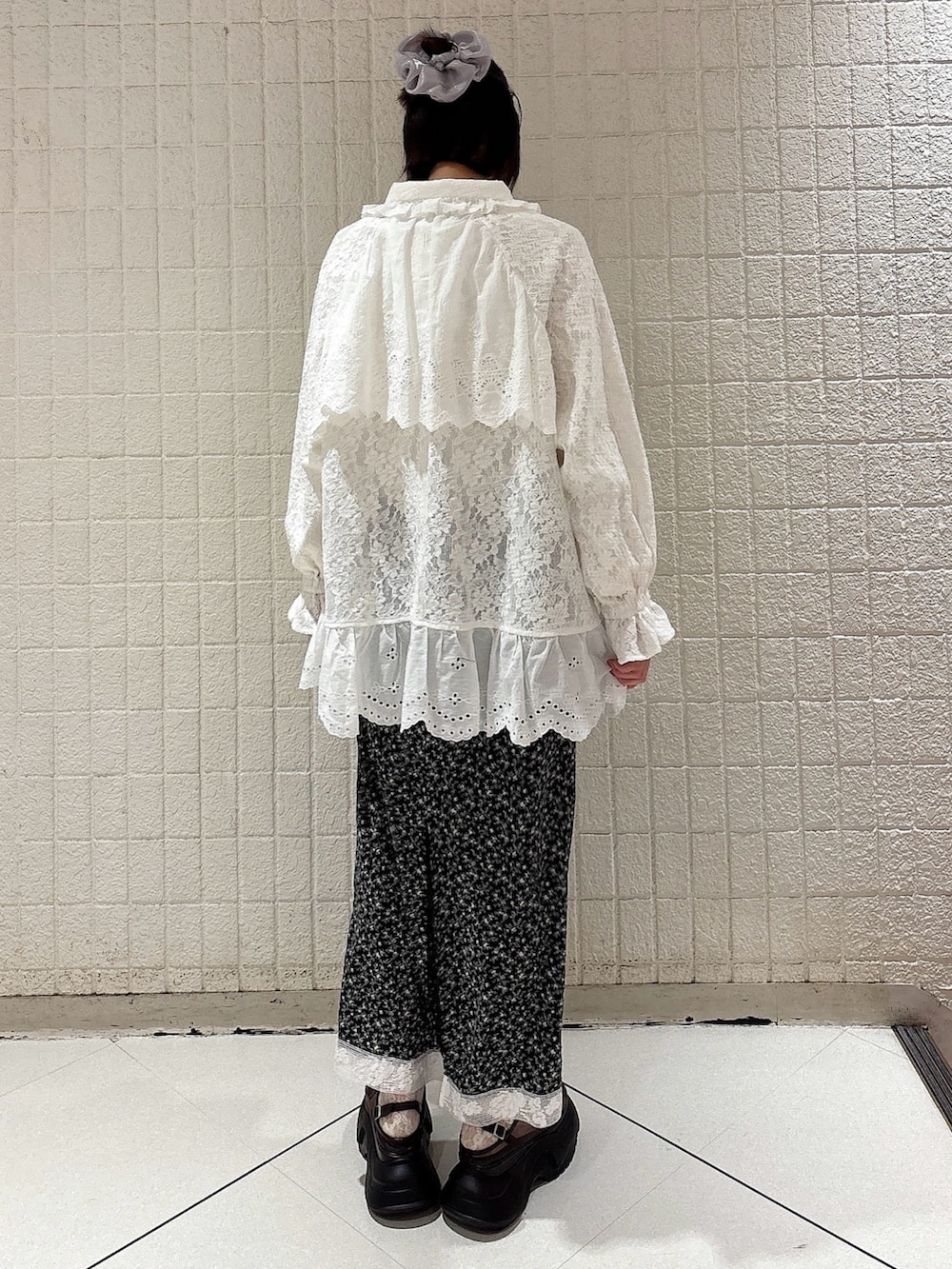 ホワイト系のテーラードジャケット、ホワイト系のTシャツ/カットソー、ブラック系のスカートを着用したレディースの春コーディネートの2枚目の写真