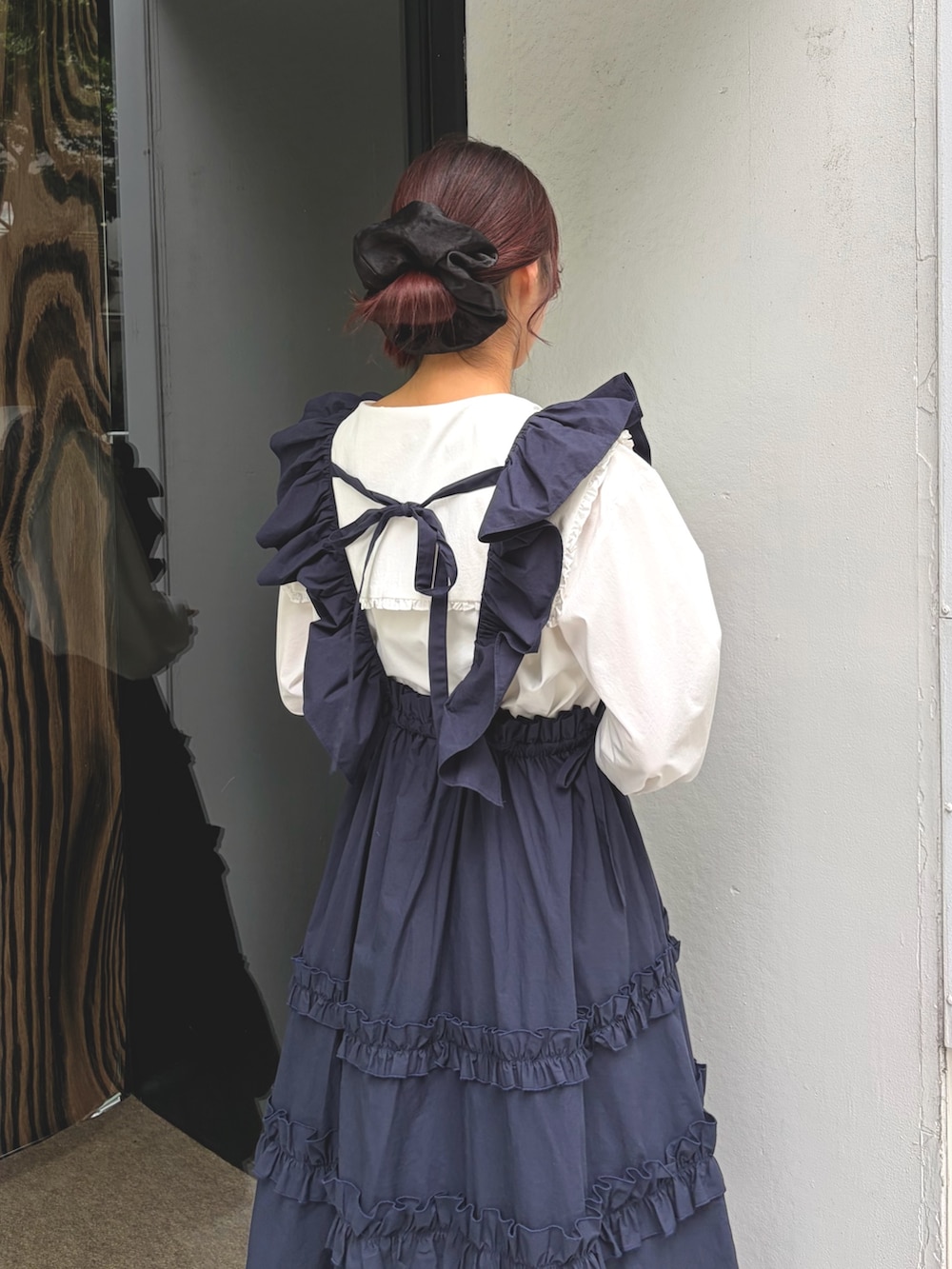ホワイト系のシャツ/ブラウス、ブルー系のワンピース、ブラック系のブーツを着用したレディースの夏コーディネートの4枚目の写真