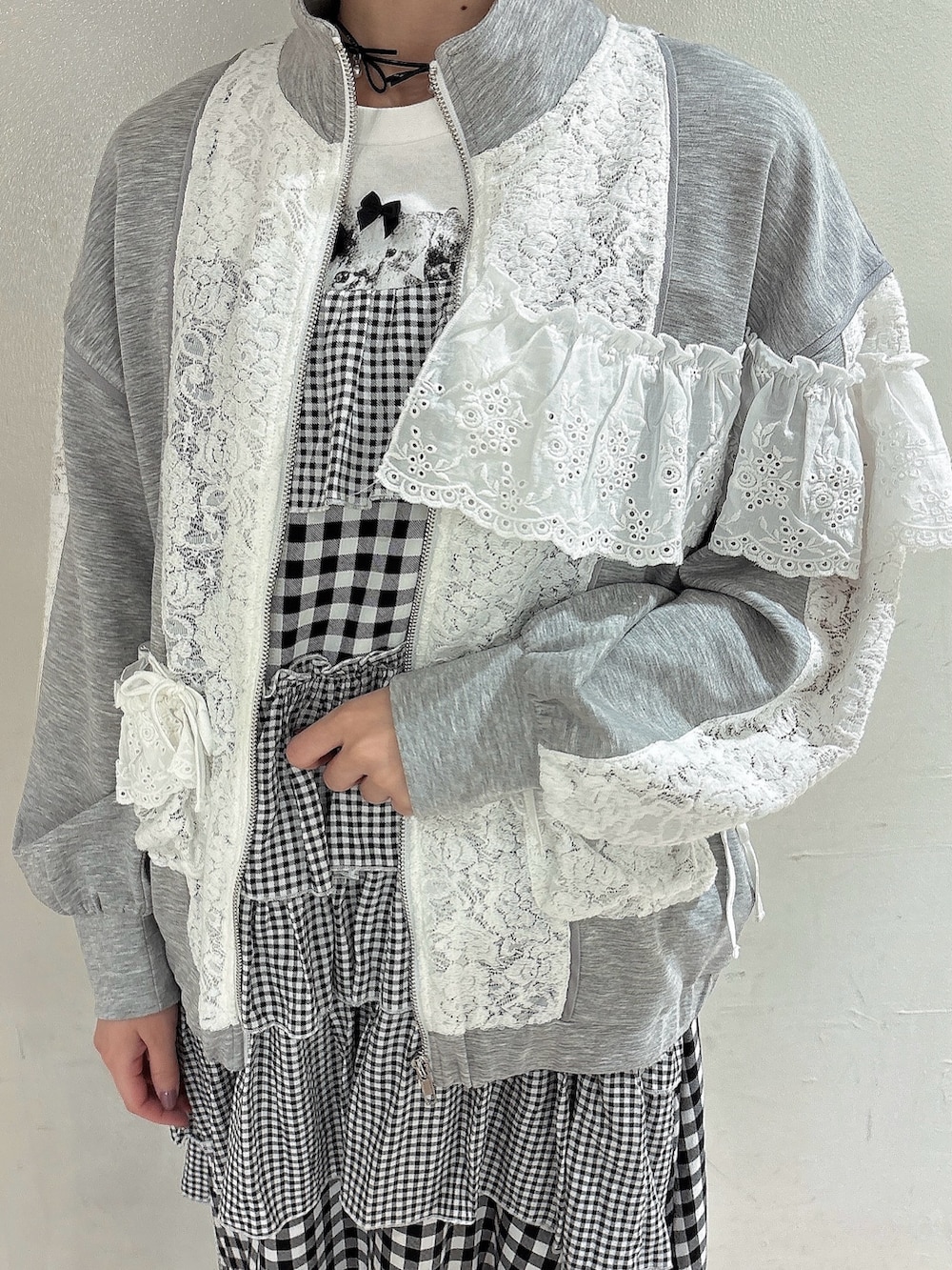 その他のワンピース、グレー系のジャージ、ホワイト系のTシャツ/カットソーを着用したレディースの春コーディネートの5枚目の写真