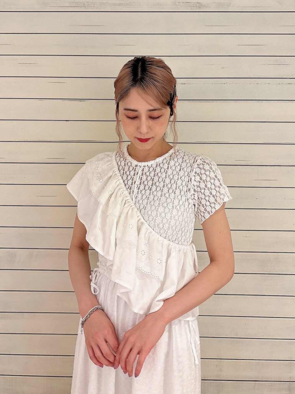 ホワイト系のワンピース、ブルー系のサンダル、ホワイト系の付け襟を着用したレディースの夏コーディネートの3枚目の写真