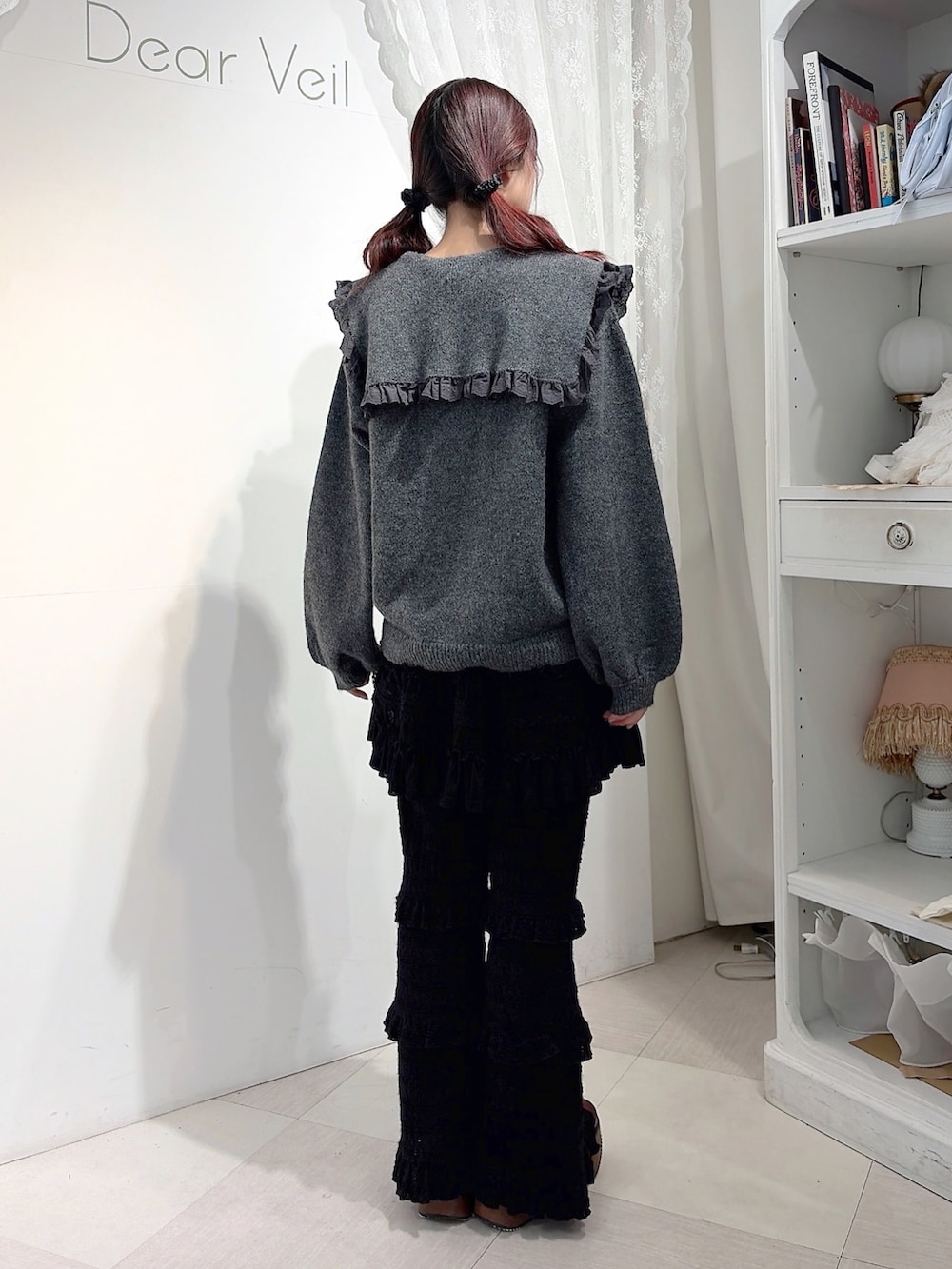 グレー系のカーディガン/ボレロ、ブラック系のその他パンツ、ブラック系のスカートを着用したレディースの夏コーディネートの3枚目の写真
