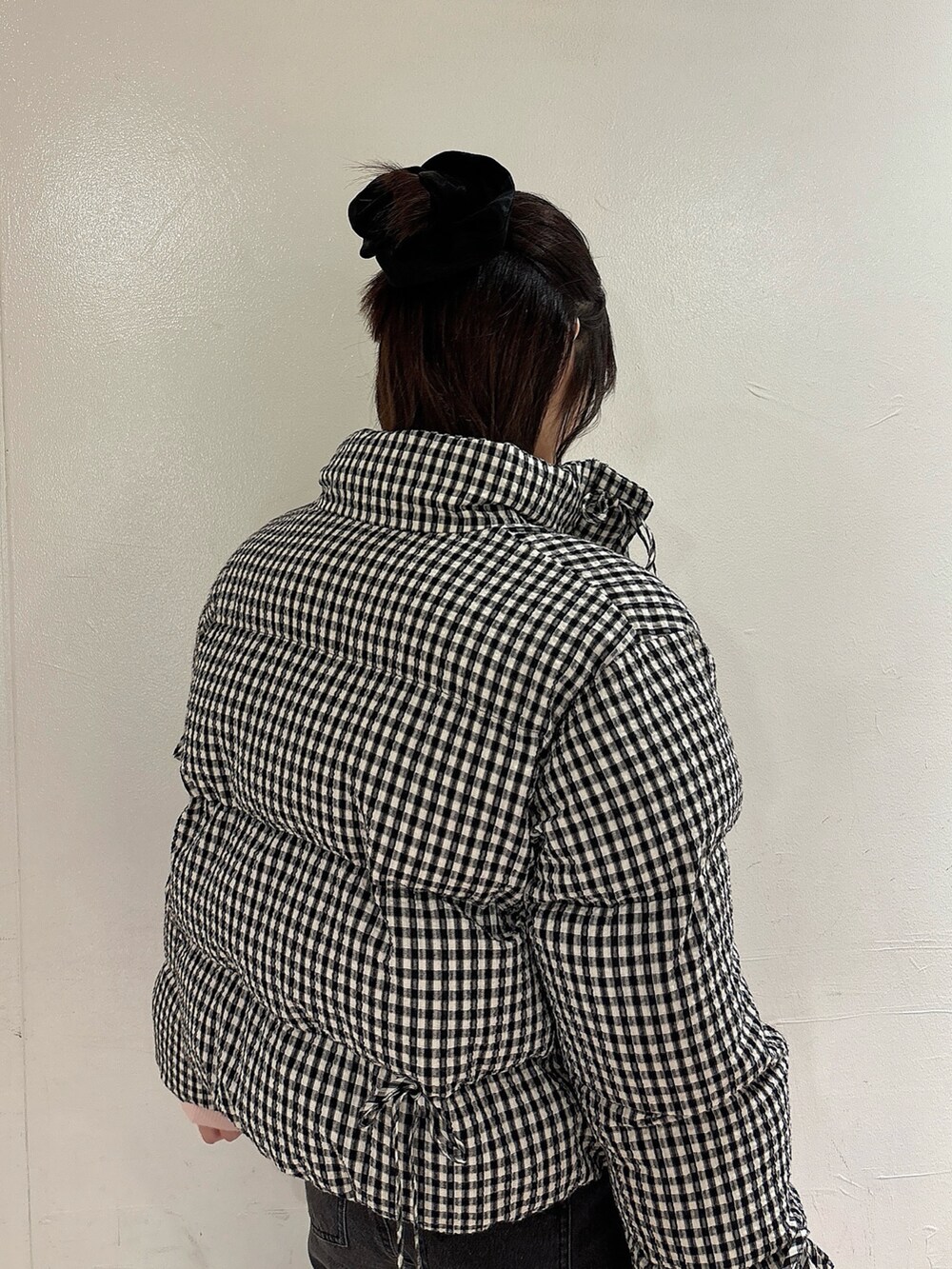 ブラック系のデニムパンツ、シルバー系のバレエシューズ、その他のブルゾンを着用したレディースの秋コーディネートの4枚目の写真