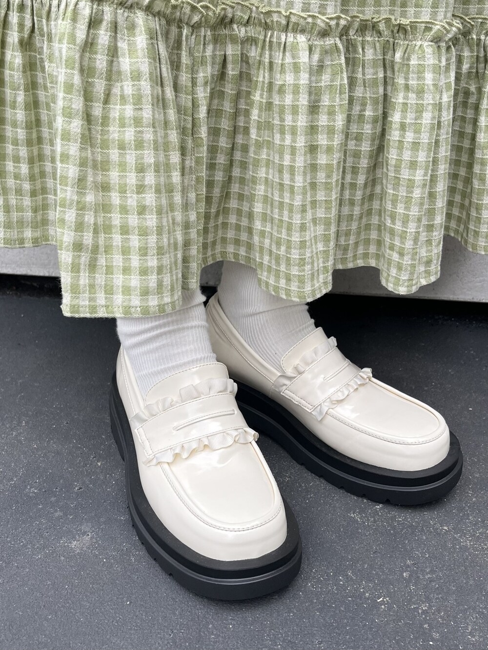 ブラック系のTシャツ/カットソー、ホワイト系のローファー、ブルー系のTシャツ/カットソーを着用したレディースの春コーディネートの2枚目の写真