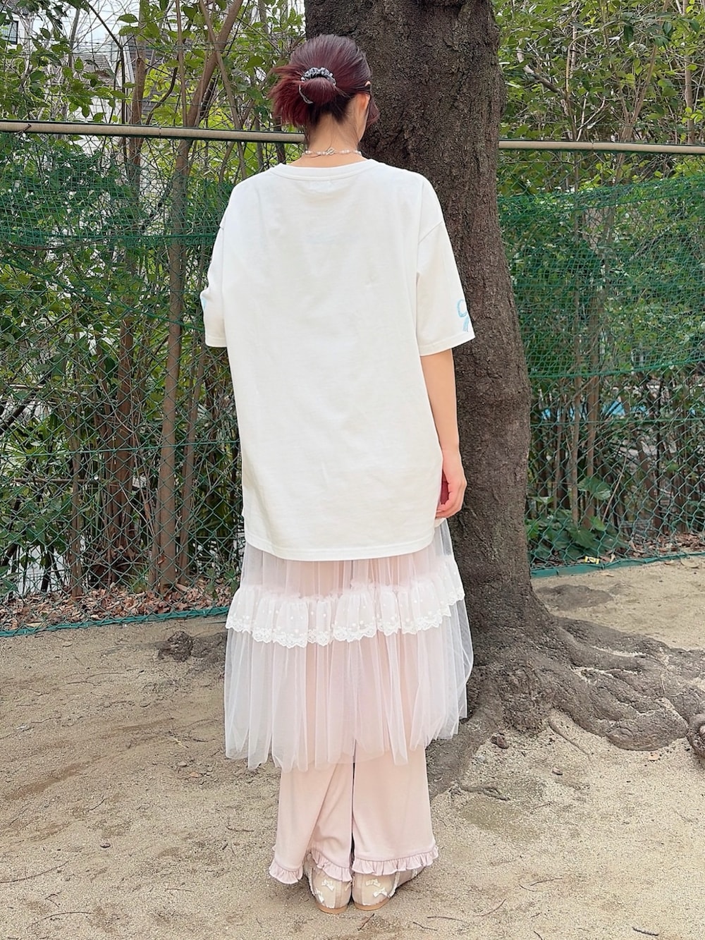 ピンク系のスカート、ピンク系のその他パンツ、ホワイト系のバレエシューズを着用したレディースの春コーディネートの2枚目の写真