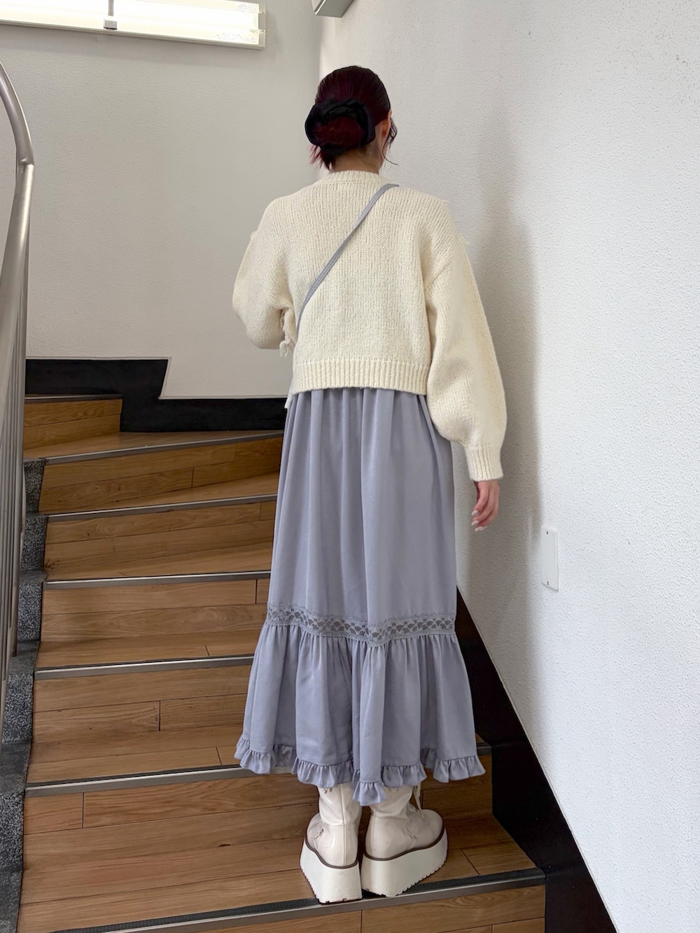 ホワイト系のニット/セーター、ブルー系のワンピース、ブルー系のハンドバッグを着用したレディースの夏コーディネートの2枚目の写真