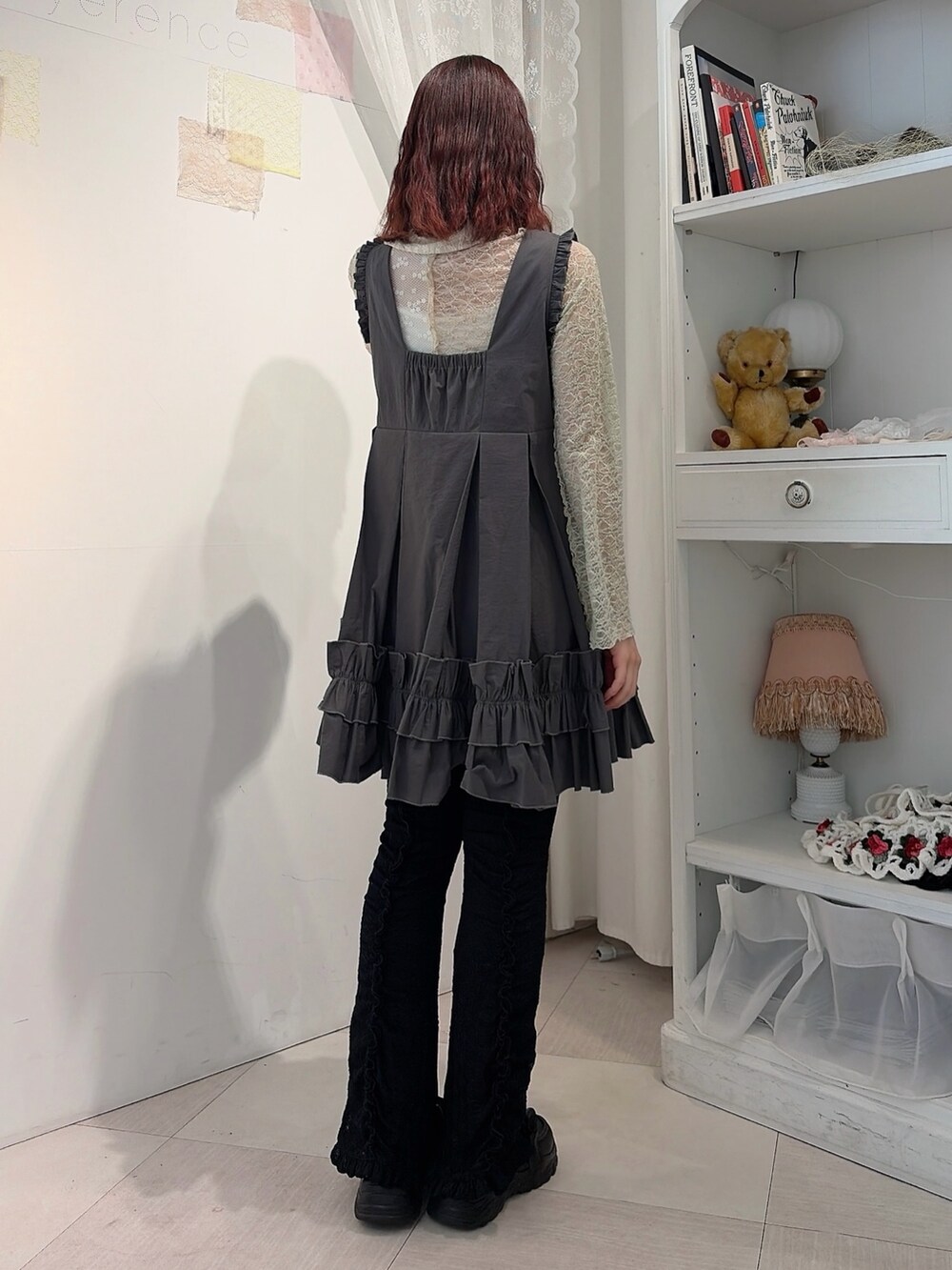 ベージュ系のシャツ/ブラウス、グレー系のワンピース、ブラック系のその他パンツを着用したレディースの冬コーディネートの2枚目の写真