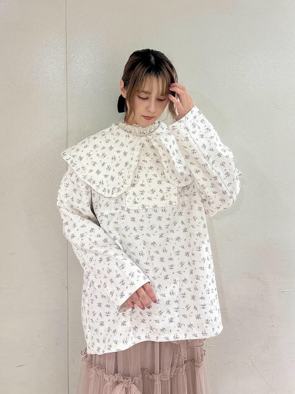 ホワイト系のデニムジャケット、ピンク系のスカート、ホワイト系のローファーを着用したレディースの秋コーディネートの3枚目の写真