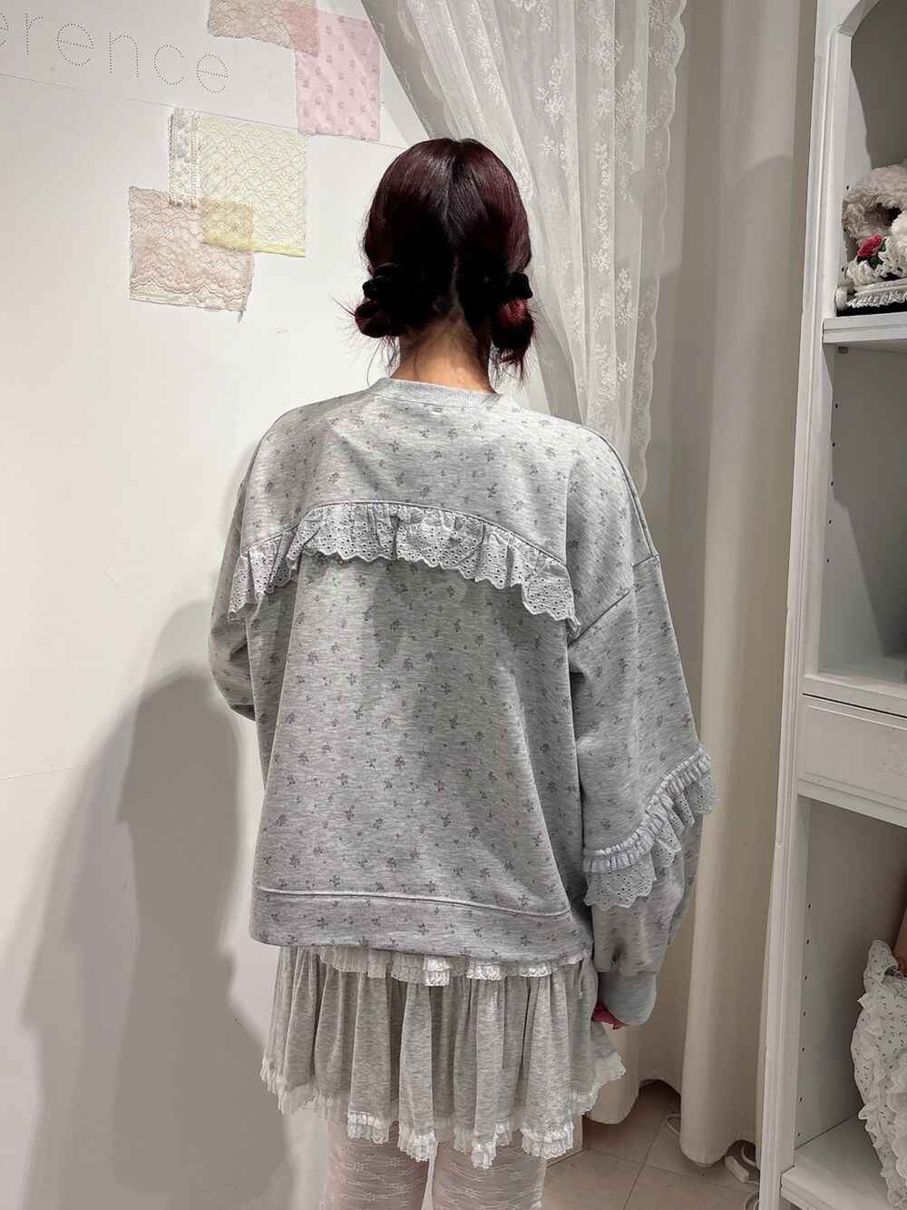 グレー系のスウェット、グレー系のスカート、ホワイト系のその他パンツを着用したレディースの秋コーディネートの4枚目の写真