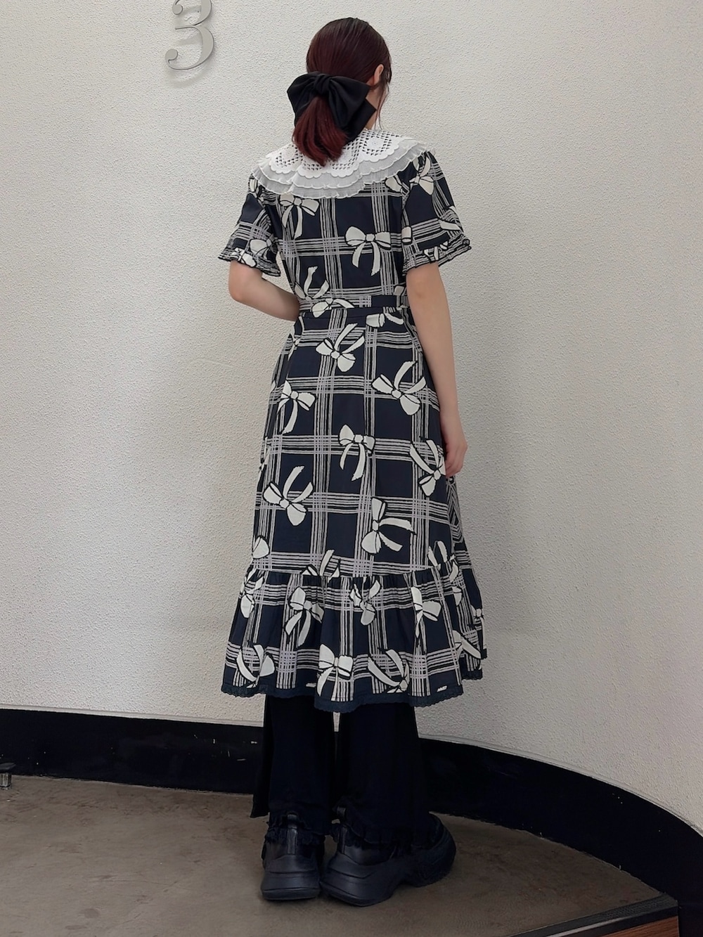 ブルー系のワンピース、ブラック系のその他パンツ、ブラック系のスニーカーを着用したレディースの春コーディネートの2枚目の写真