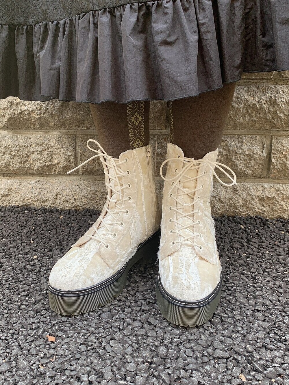 ブラック系のワンピース、ホワイト系のブーツ、ホワイト系のカバーオールを着用したレディースの秋コーディネートの4枚目の写真