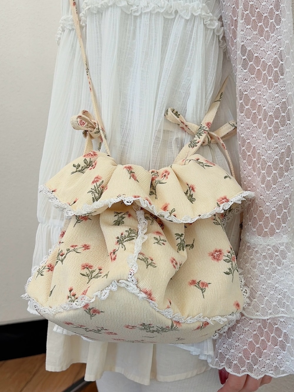 ホワイト系のTシャツ/カットソー、ホワイト系のショルダーバッグ、ホワイト系のスウェットパンツを着用したレディースの春コーディネートの5枚目の写真