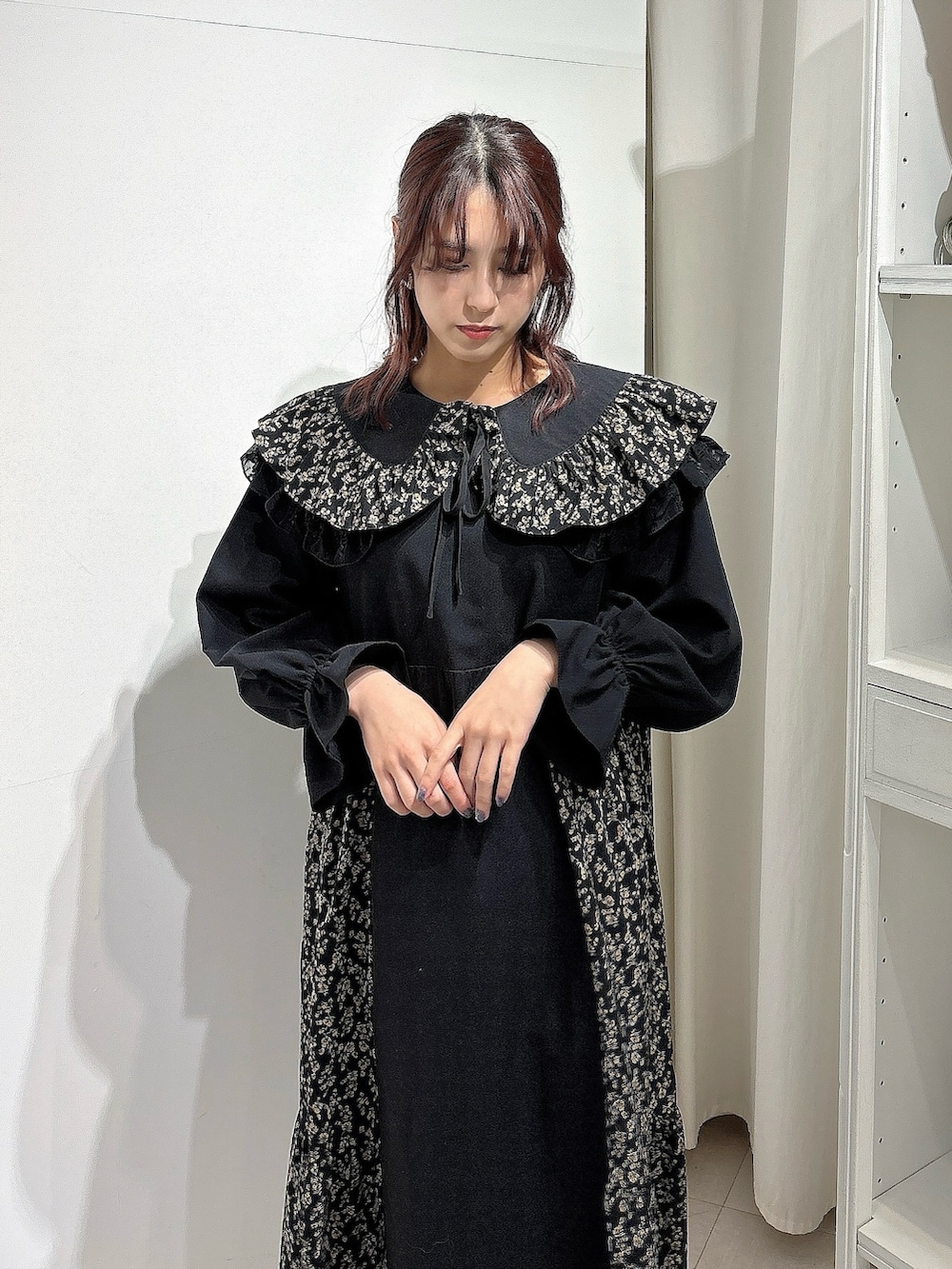 ピンク系のパンプス、ブラック系のワンピース、ブラック系の付け襟を着用したレディースの冬コーディネートの3枚目の写真