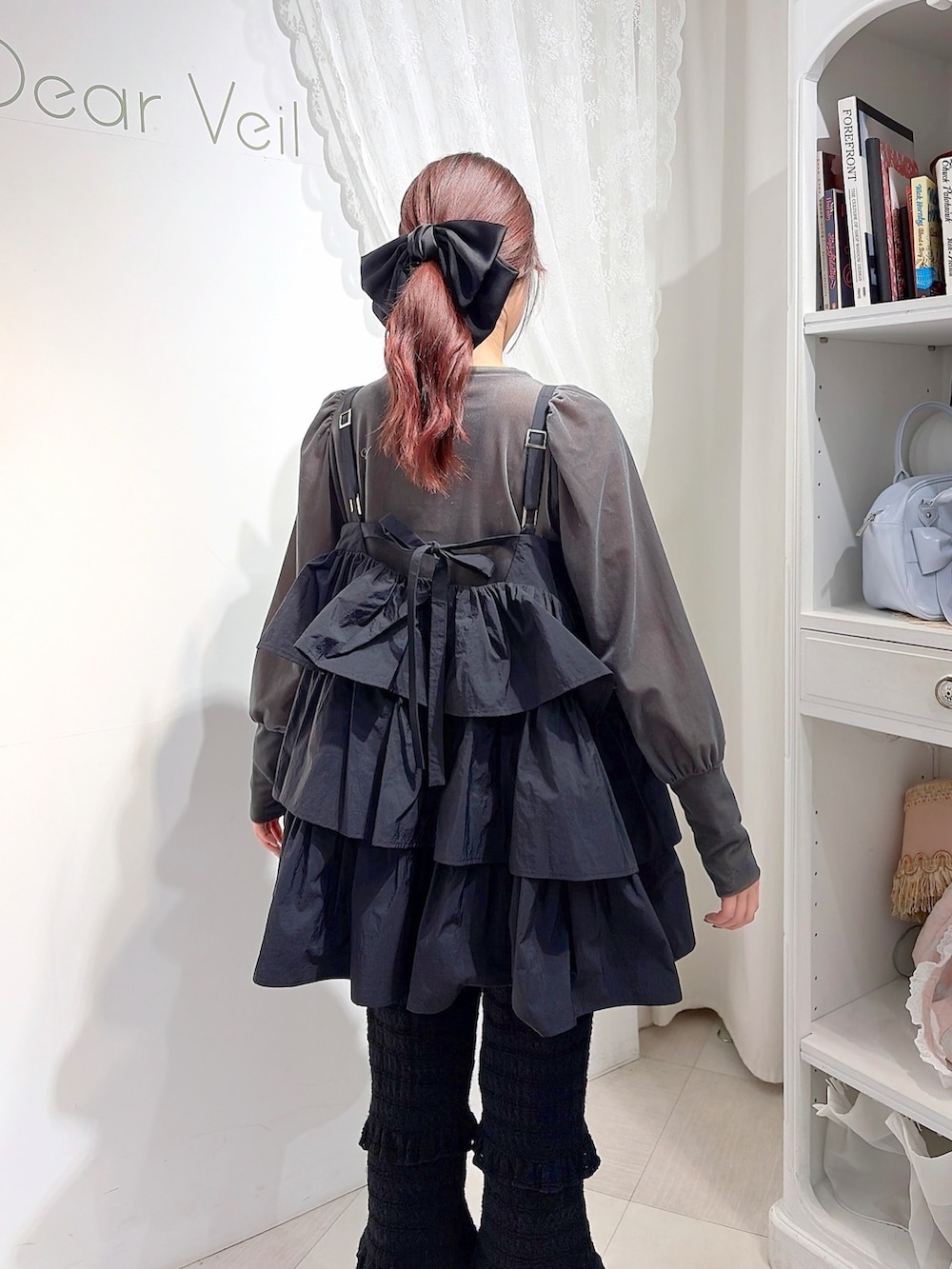 グレー系のTシャツ/カットソー、ブラック系のワンピース、ブラック系のその他パンツを着用したレディースの秋コーディネートの5枚目の写真