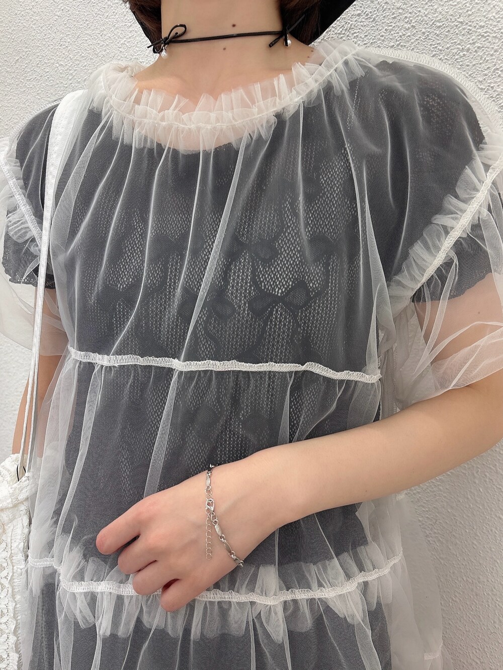 ホワイト系のシャツ/ブラウス、ブラック系のスウェットパンツ、ブラック系のサンダルを着用したレディースの春コーディネートの5枚目の写真