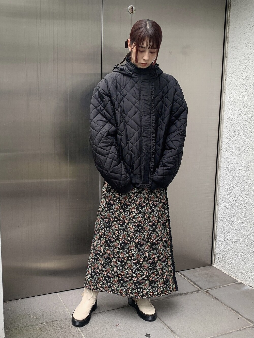 ホワイト系のブーツ、ブラック系のその他アウター、ブラック系のスウェットを着用したレディースの秋コーディネートの2枚目の写真