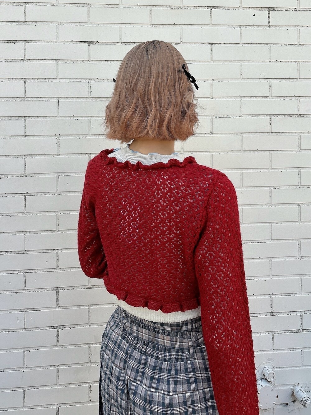 ブラウン系のスカート、ブラック系のスニーカー、ホワイト系のTシャツ/カットソーを着用したレディースの春コーディネートの4枚目の写真