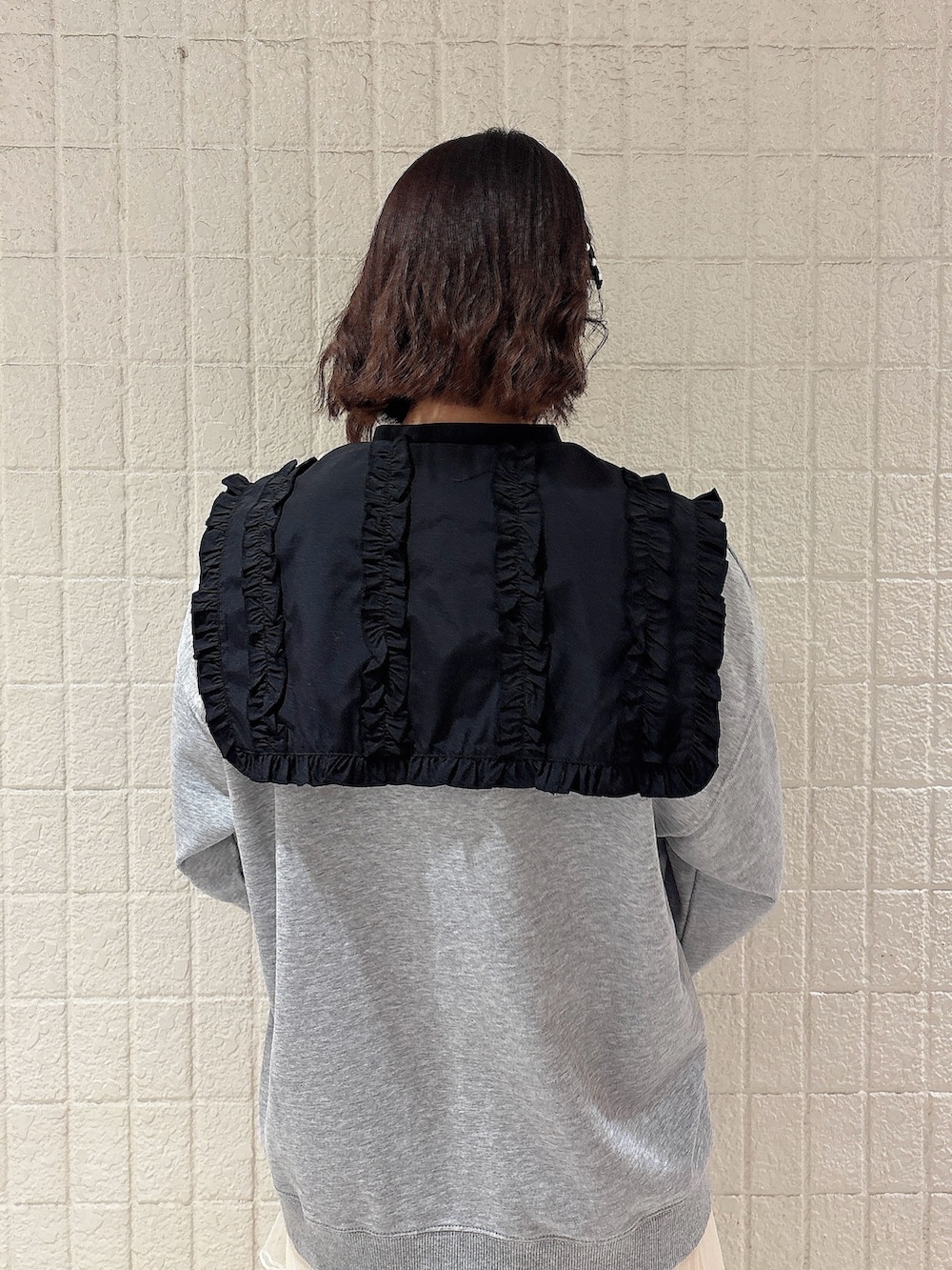 ブラック系のシャツ/ブラウス、グレー系のスウェット、ホワイト系のスカートを着用したレディースの冬コーディネートの3枚目の写真