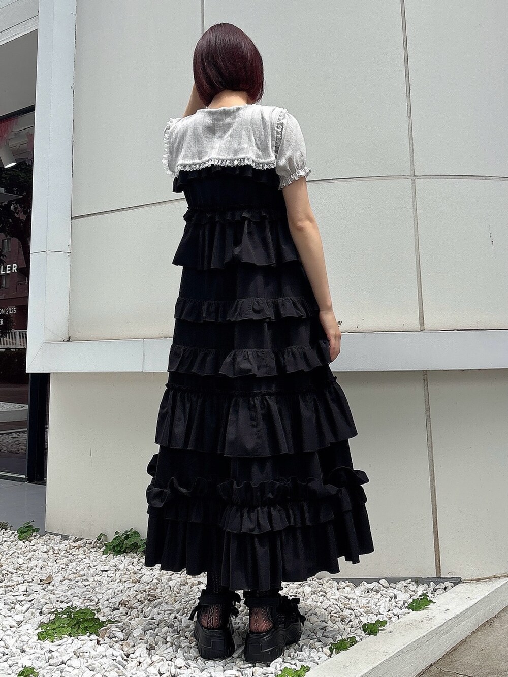 ブラック系のワンピース、グレー系のTシャツ/カットソー、ブラック系のサンダルを着用したレディースの夏コーディネートの2枚目の写真