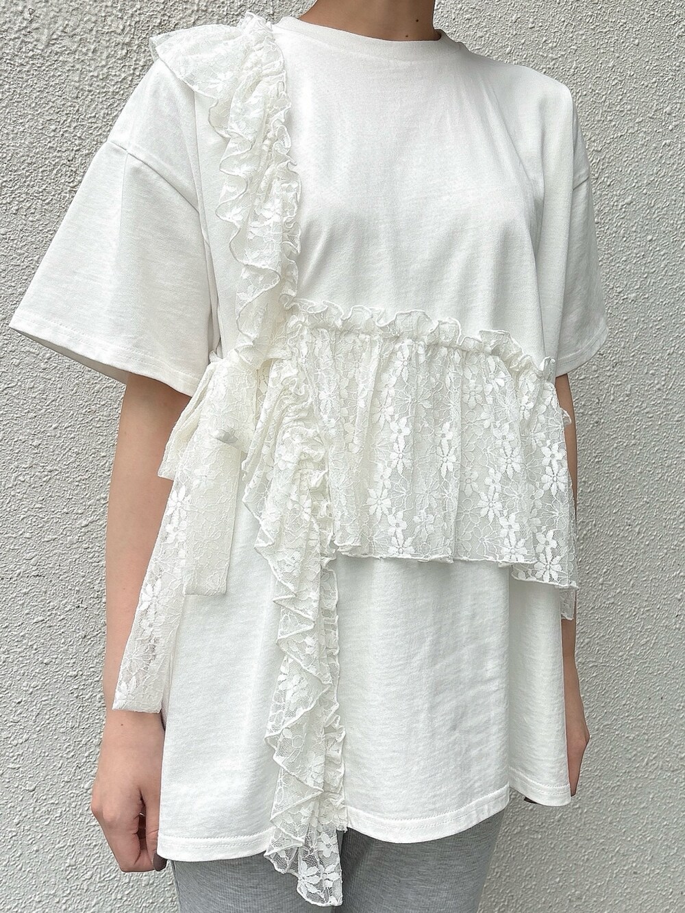 ホワイト系のTシャツ/カットソー、グレー系のスウェットパンツ、レッド系のサンダルを着用したレディースの春コーディネートの3枚目の写真