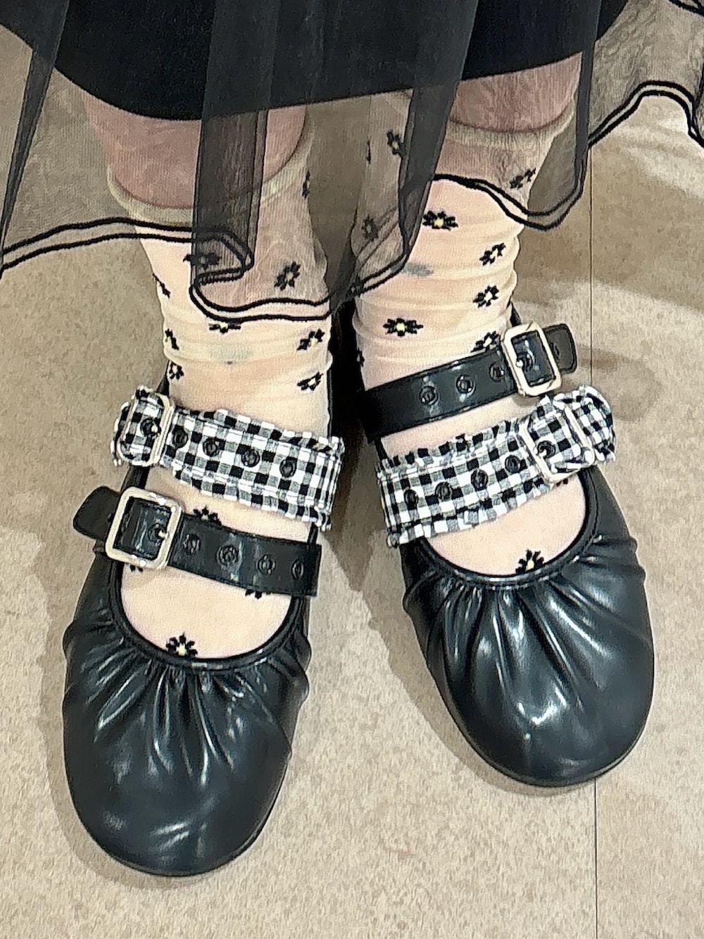 ホワイト系のシャツ/ブラウス、グリーン系のカーディガン/ボレロ、ブラック系のスカートを着用したレディースの夏コーディネートの7枚目の写真