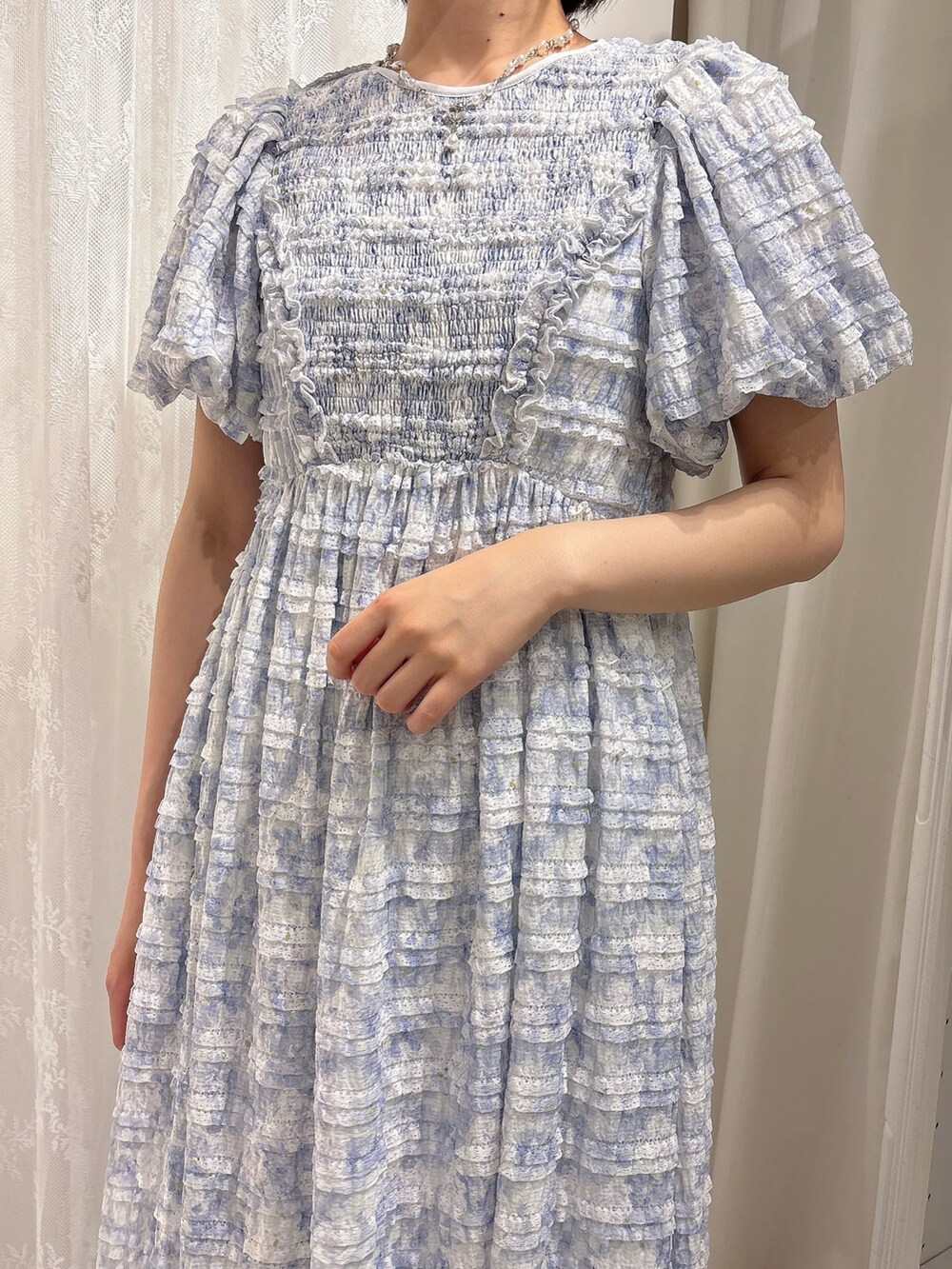 ブルー系のワンピース、ブルー系のパンプス、グレー系のスウェットパンツを着用したレディースの夏コーディネートの5枚目の写真