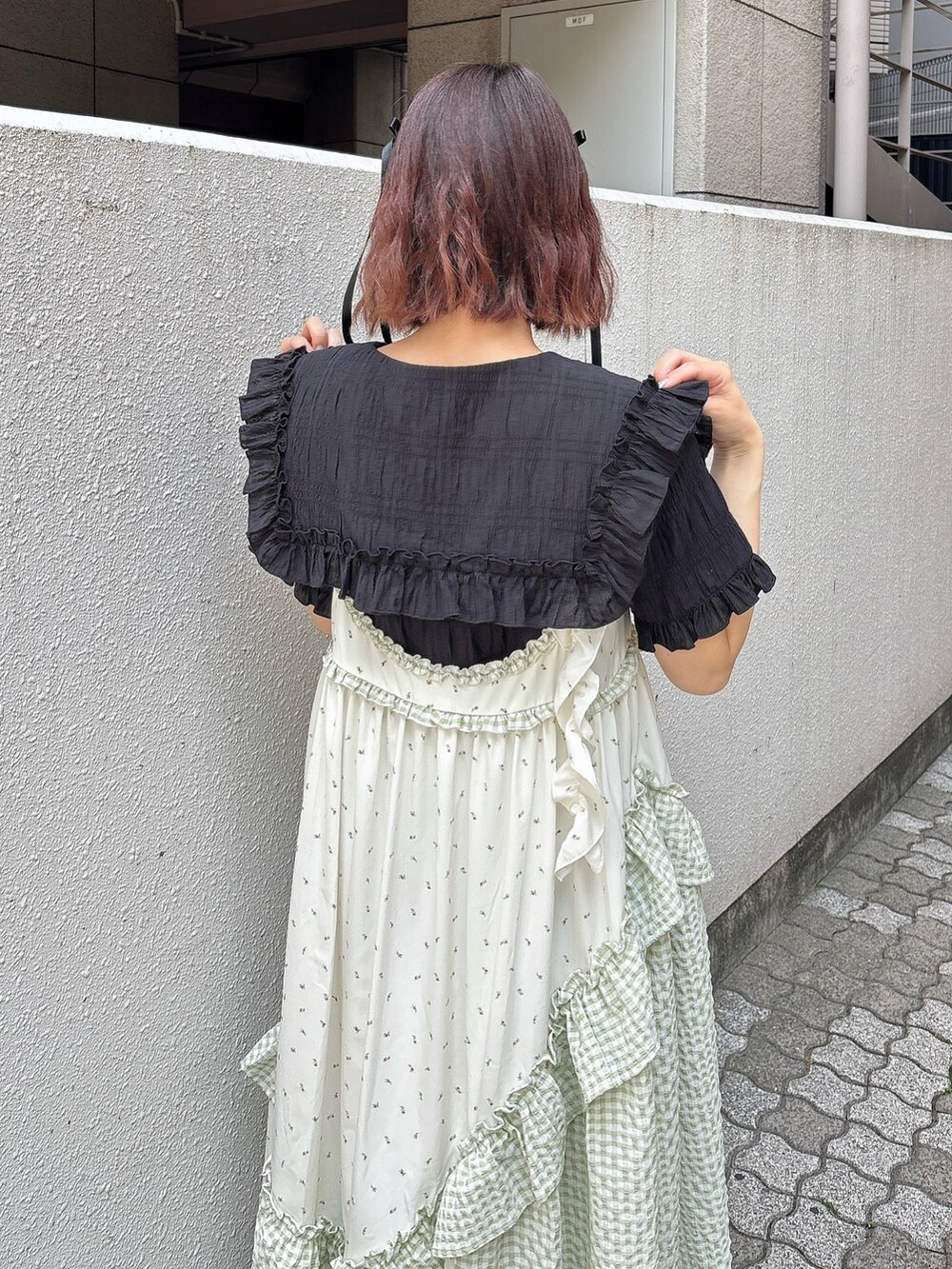 ブラック系のシャツ/ブラウス、グリーン系のワンピース、ブラック系のスニーカーを着用したレディースの春コーディネートの4枚目の写真