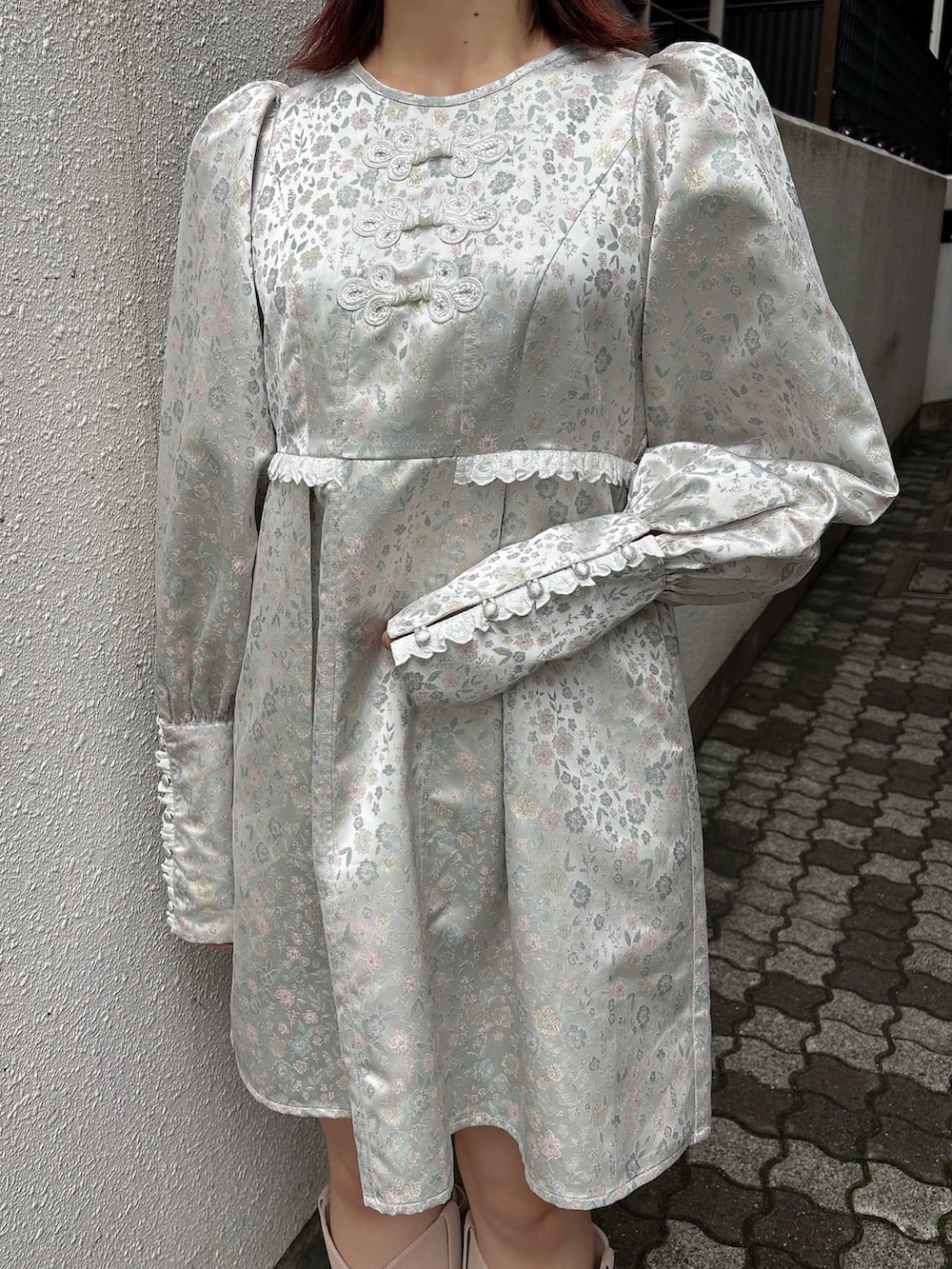 グレー系のワンピース、ピンク系のブーツを着用したレディースの秋コーディネートの5枚目の写真