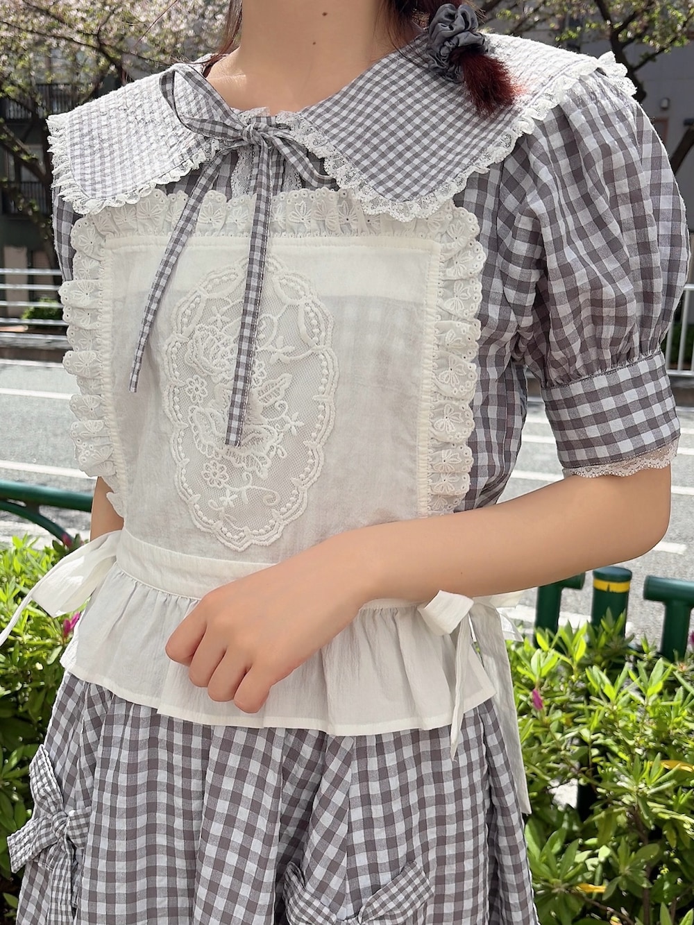 グレー系のシャツ/ブラウス、グレー系のスカート、ホワイト系のシャツ/ブラウスを着用したレディースの春コーディネートの5枚目の写真