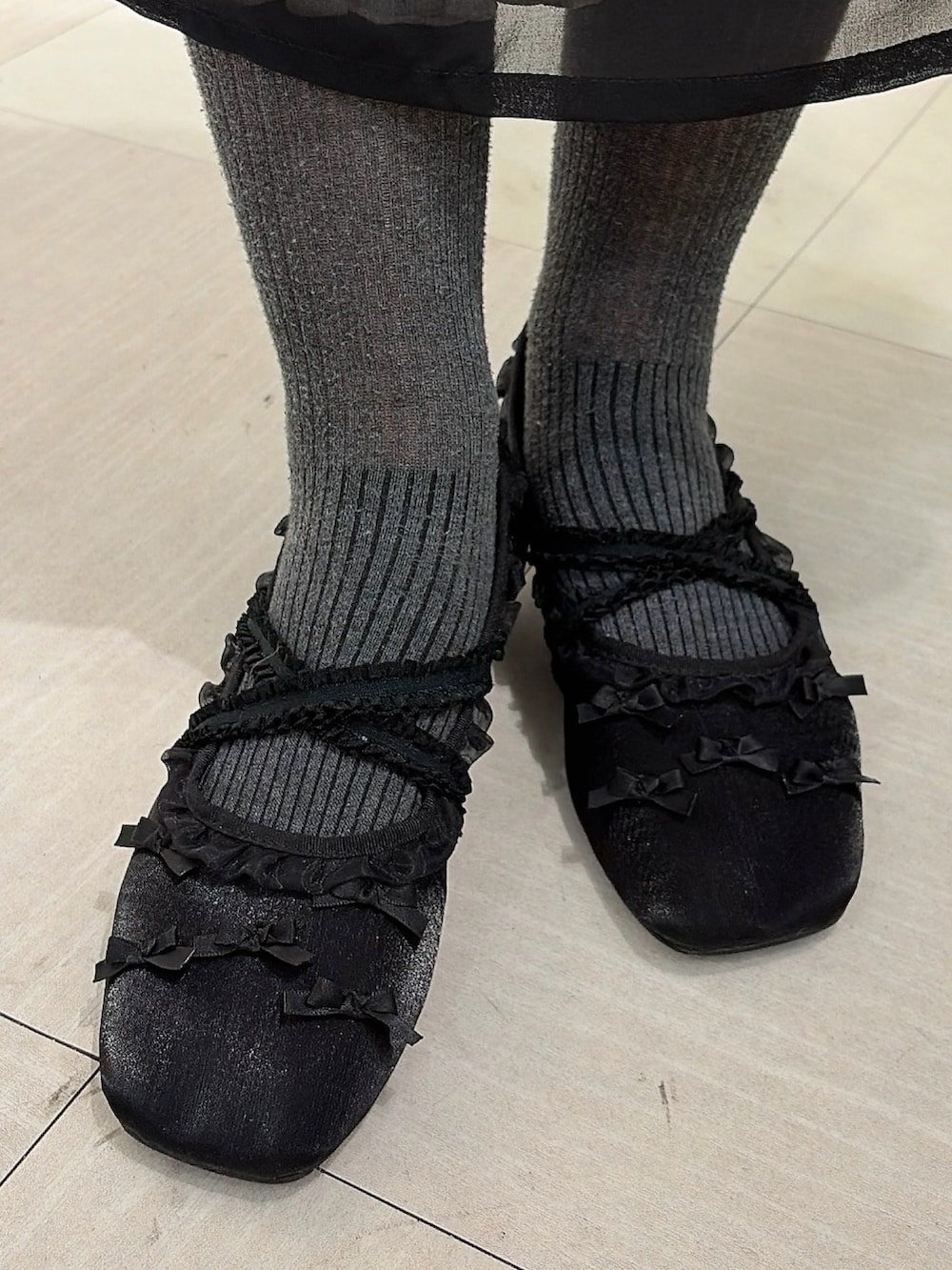 ブラック系のワンピース、ピンク系のワンピース、ブラック系のバレエシューズを着用したレディースの春コーディネートの7枚目の写真