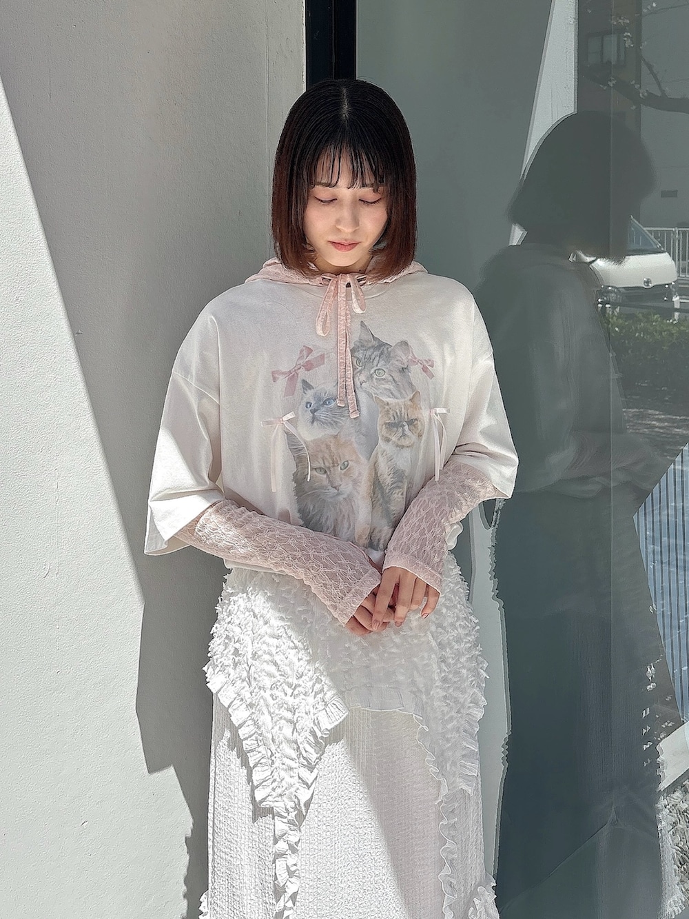 ピンク系のTシャツ/カットソー、ホワイト系のTシャツ/カットソー、ホワイト系のスカートを着用したレディースの春コーディネートの3枚目の写真