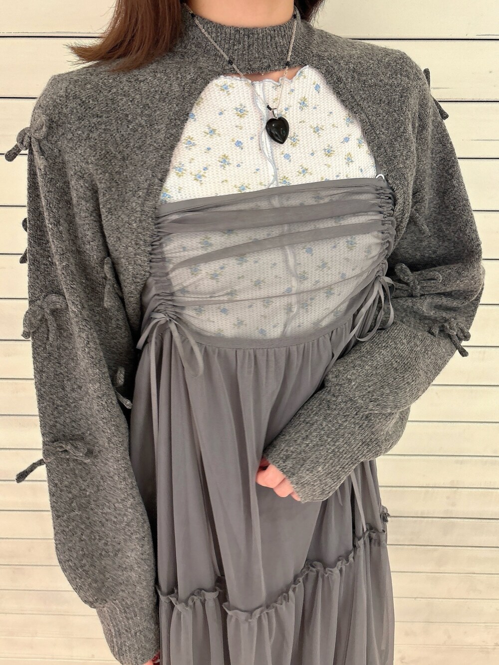 グレー系のワンピース、ブラック系のバレエシューズ、グレー系のカーディガン/ボレロを着用したレディースの秋コーディネートの5枚目の写真