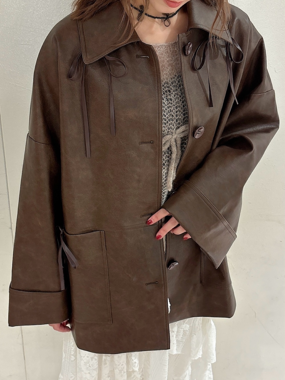 ブラウン系のブルゾン、ブラウン系のニット/セーター、ホワイト系のスカートを着用したレディースの秋コーディネートの5枚目の写真