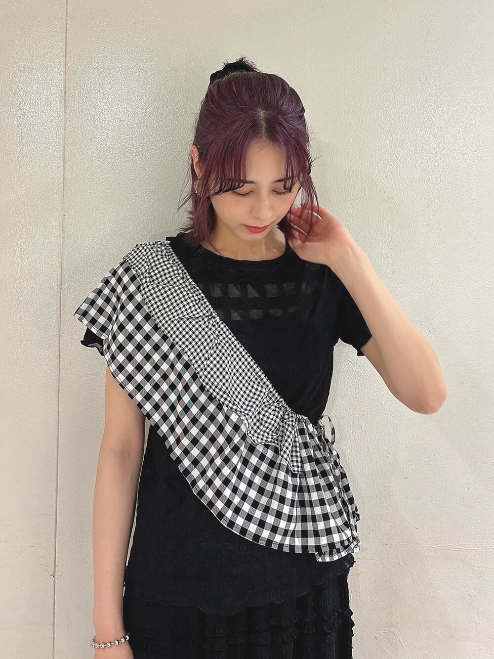 ブラック系のスカート、ブラック系のTシャツ/カットソー、ゴールド系のバレエシューズを着用したレディースの春コーディネートの3枚目の写真