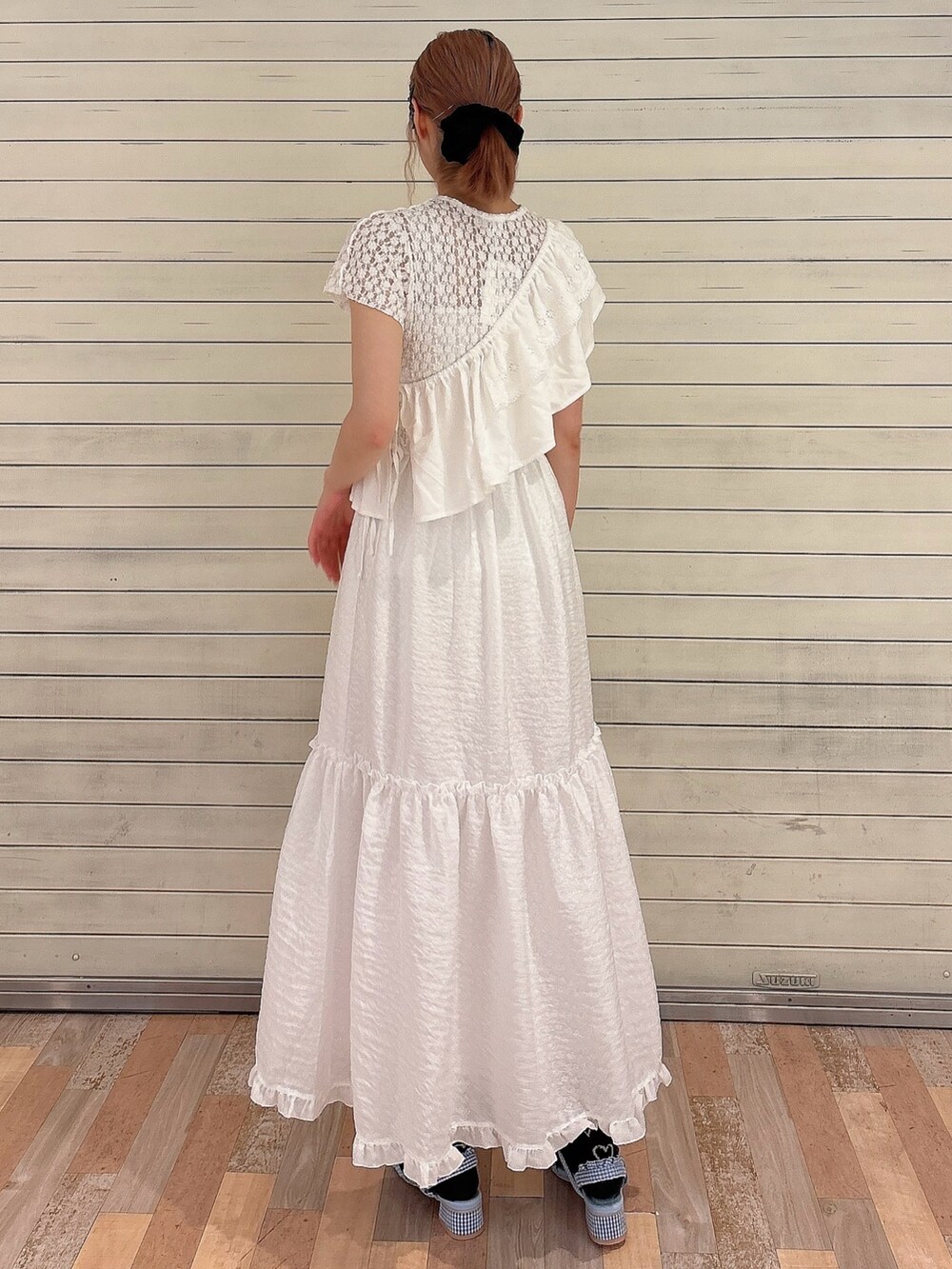 ホワイト系のワンピース、ブルー系のサンダル、ホワイト系の付け襟を着用したレディースの夏コーディネートの2枚目の写真