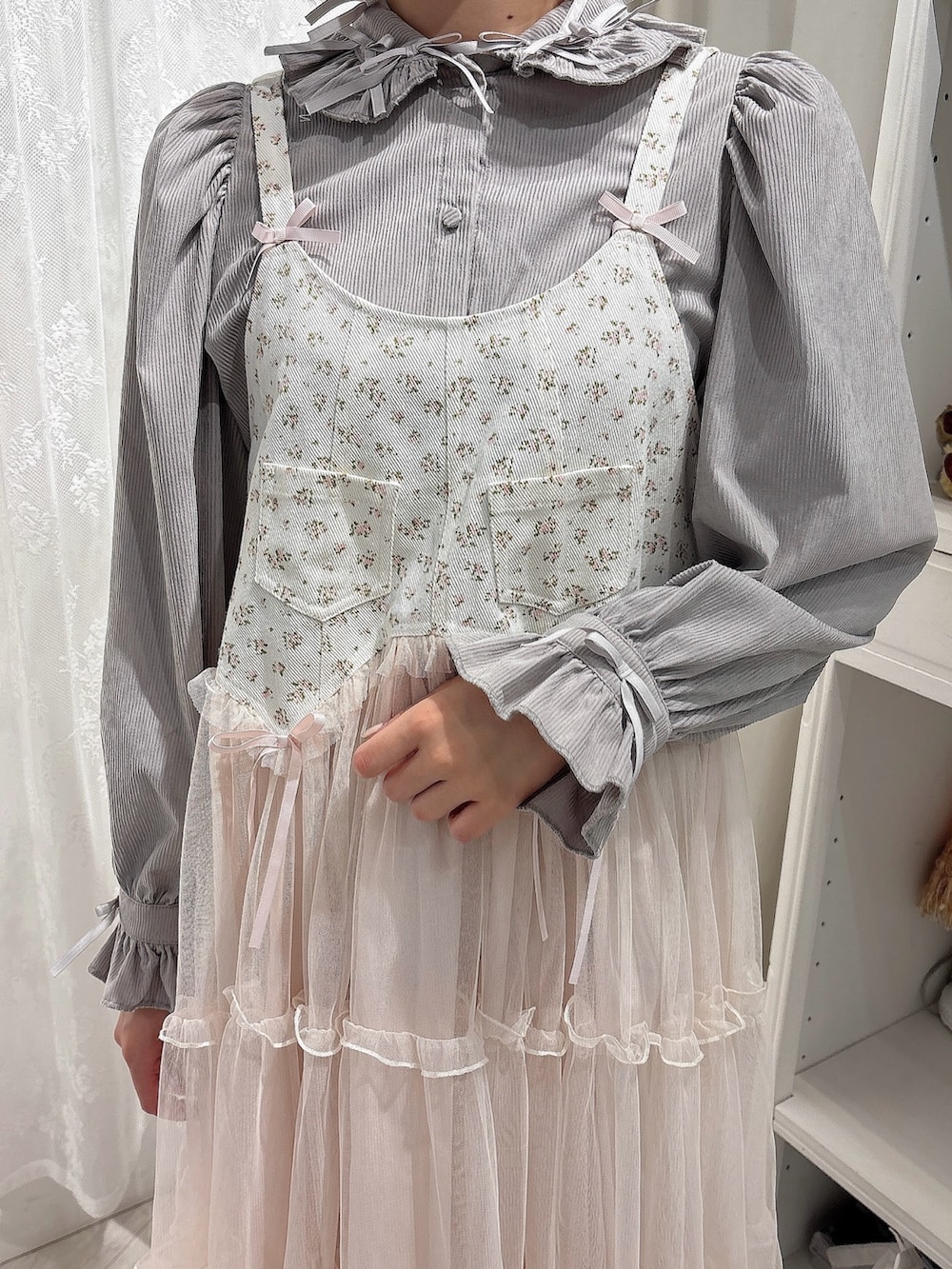 ピンク系のワンピース、グレー系のシャツ/ブラウス、ピンク系のブーツを着用したレディースの秋コーディネートの5枚目の写真