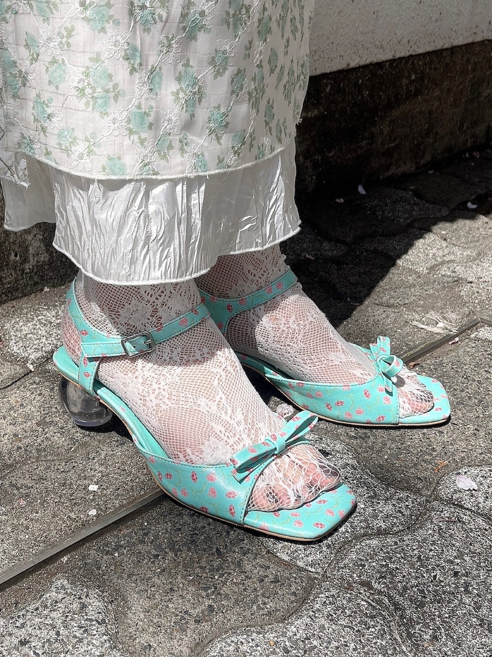 グリーン系のパンプス、ブラック系のシャツ/ブラウス、グリーン系のワンピースを着用したレディースの春コーディネートの3枚目の写真