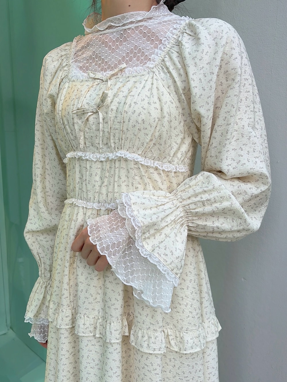 ホワイト系のTシャツ/カットソー、ベージュ系のワンピース、ホワイト系のスニーカーを着用したレディースの冬コーディネートの5枚目の写真