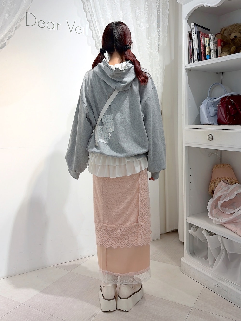 グレー系のパーカー、ホワイト系のショルダーバッグ、ホワイト系のTシャツ/カットソーを着用したレディースの秋コーディネートの3枚目の写真